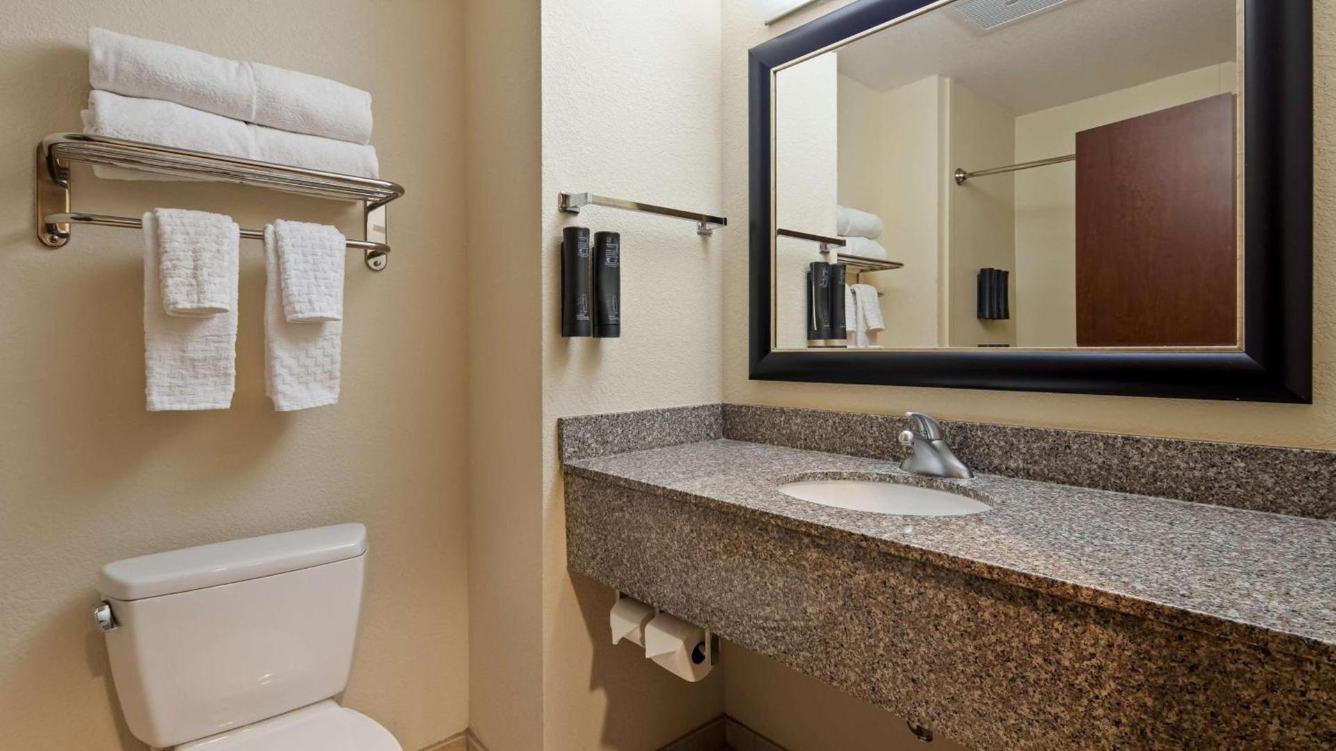 Best Western Plus Chain of Lakes Inn & Suites photo 26