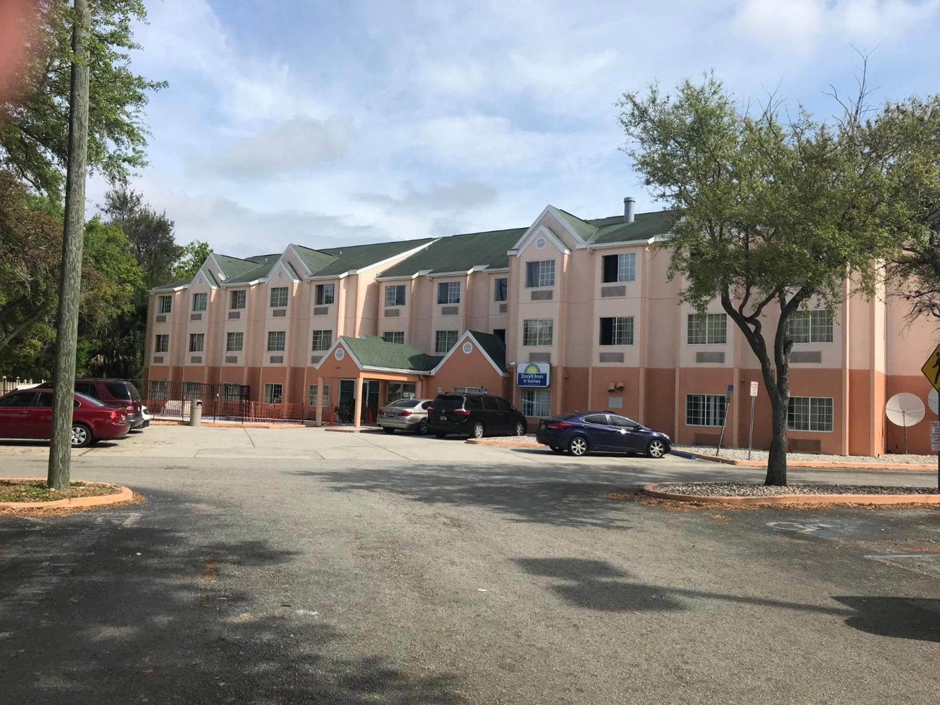 Days Inn & Suites by Wyndham Tampa/Raymond James Stadium photo 72