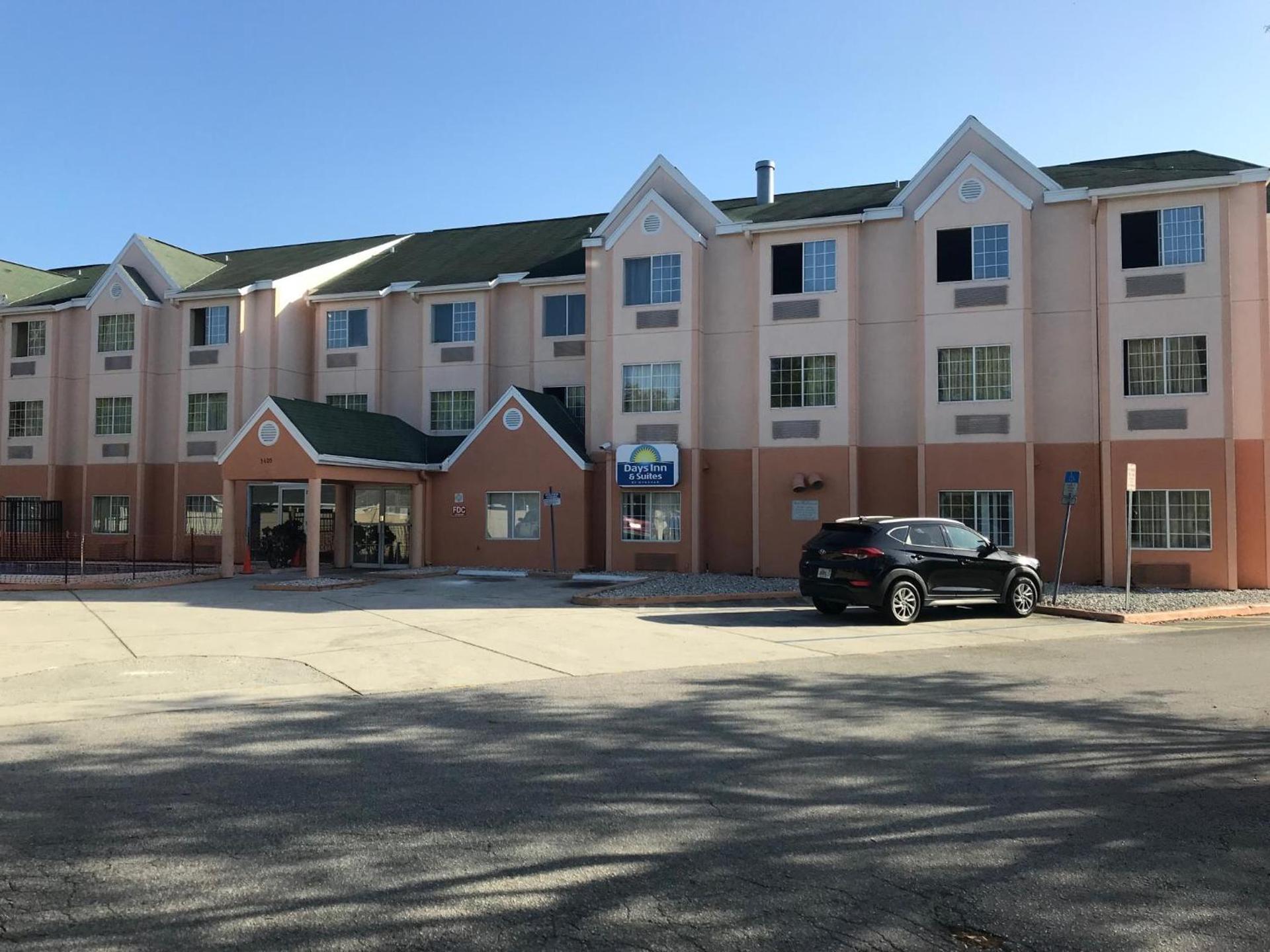 Days Inn & Suites by Wyndham Tampa/Raymond James Stadium photo 71