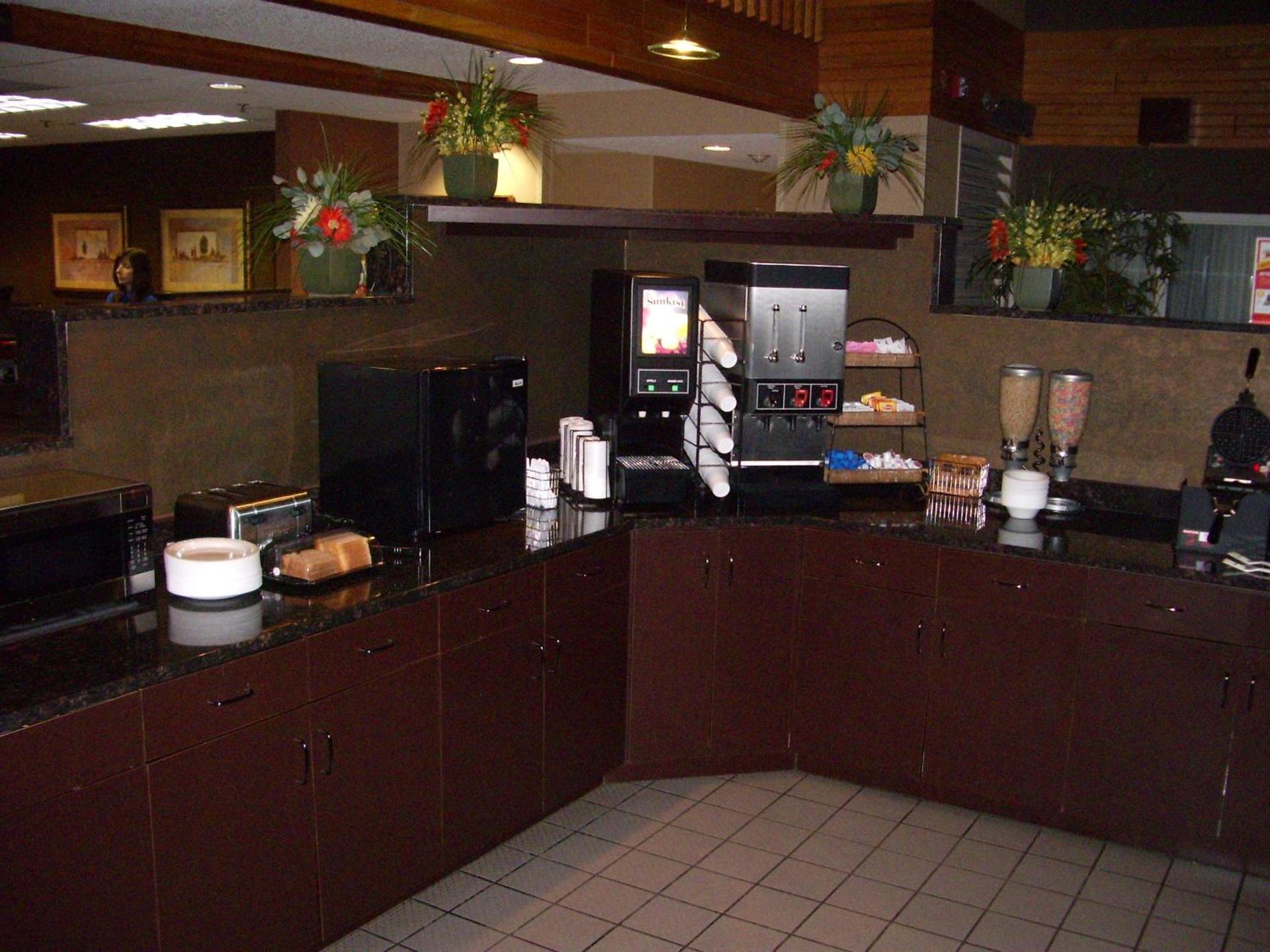 C'mon Inn & Suites Fargo photo 2
