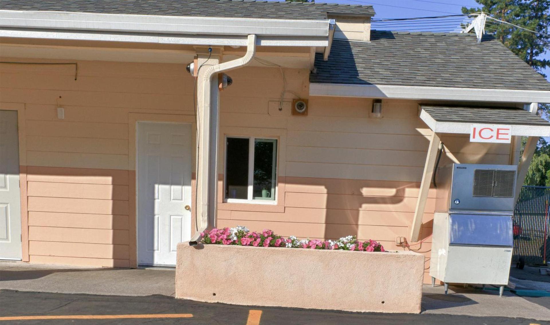 Shasta Pines Motel & Suites photo 42
