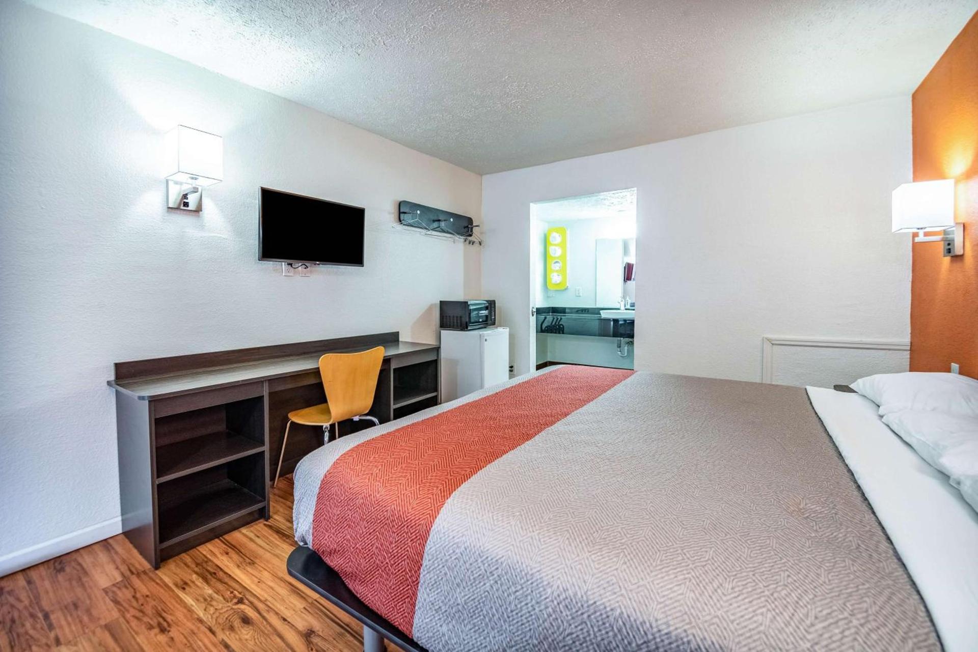 Relax Inn by OYO Columbus OH I 70 photo 14