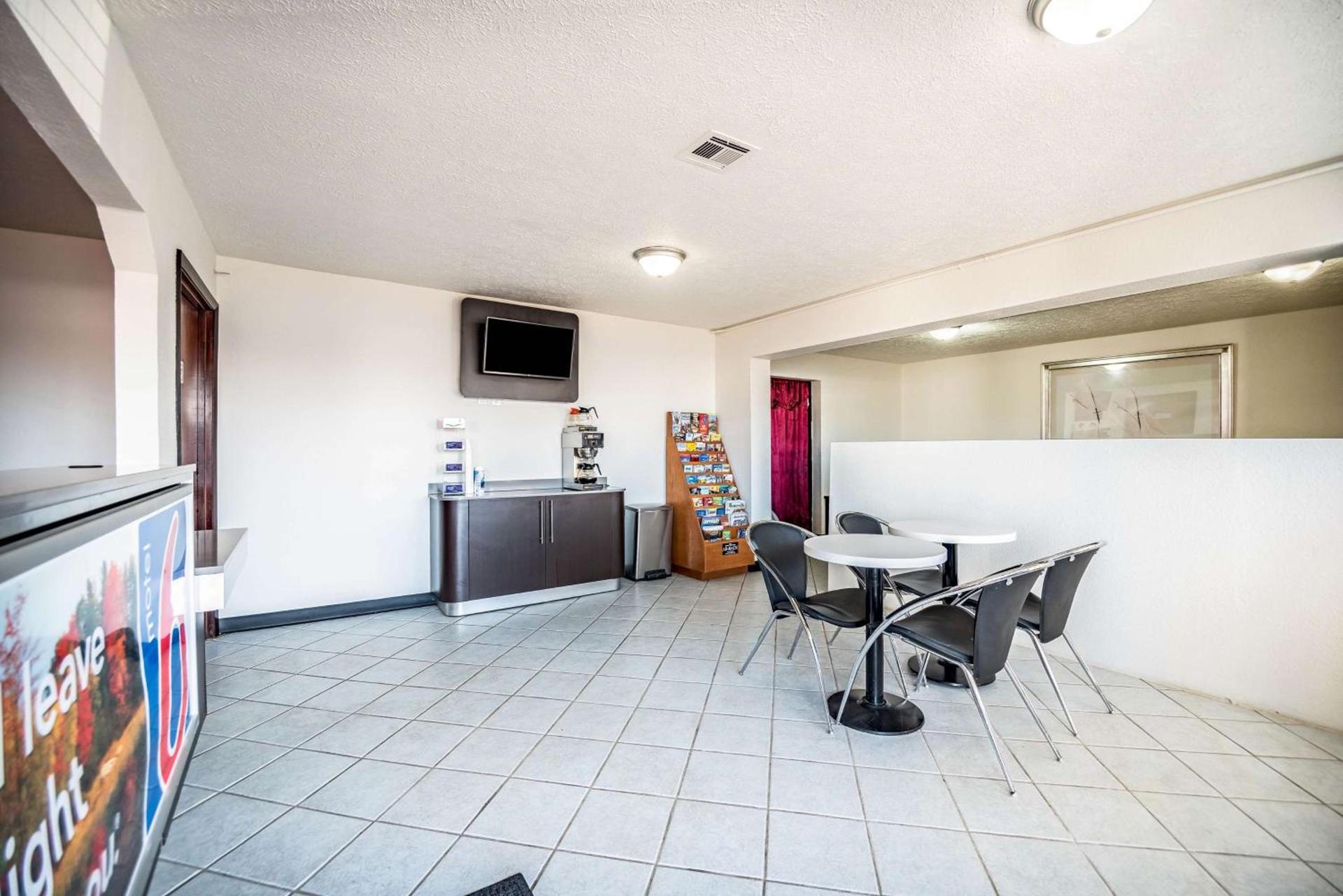 Relax Inn by OYO Columbus OH I 70 photo 19