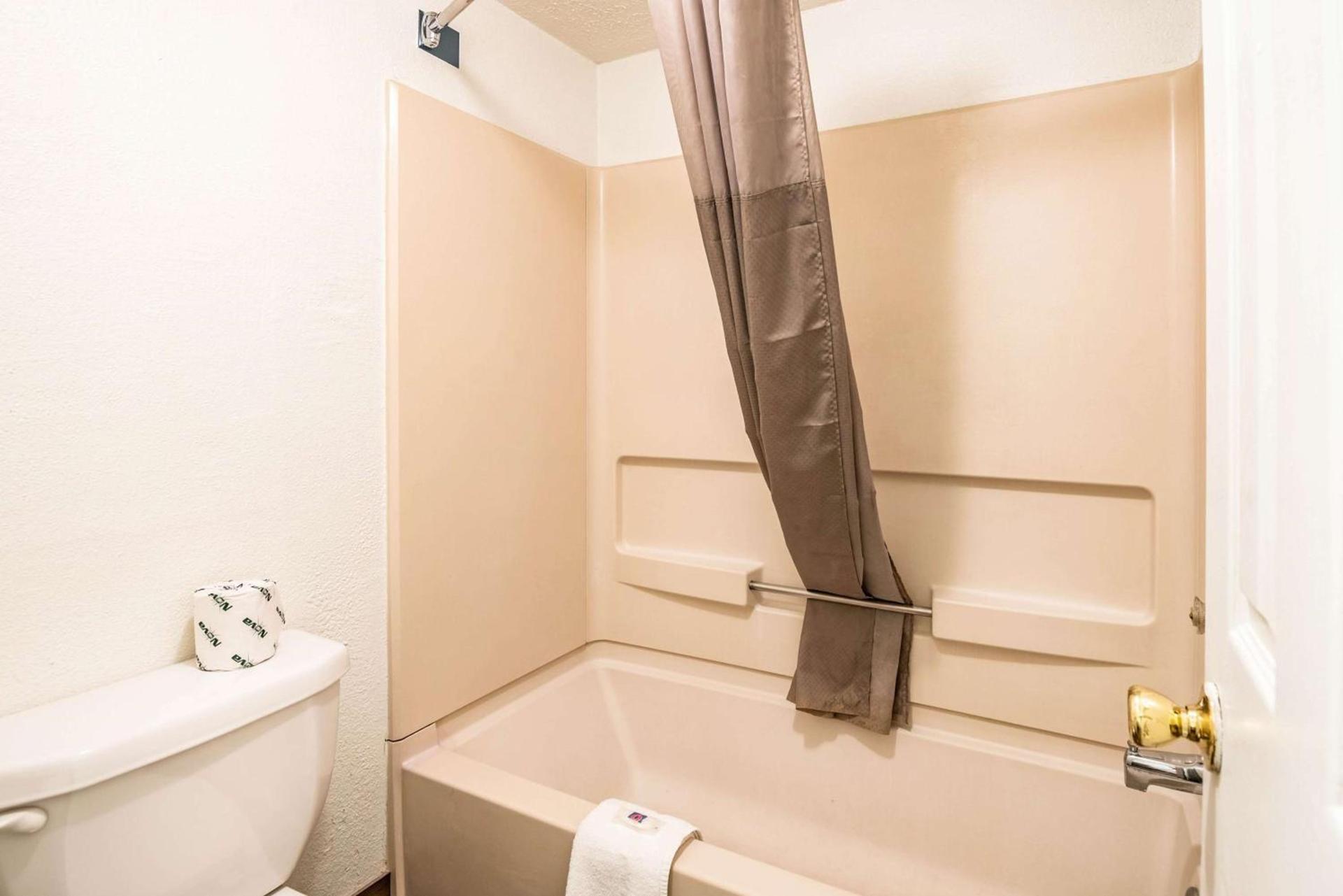 Relax Inn by OYO Columbus OH I 70 photo 16
