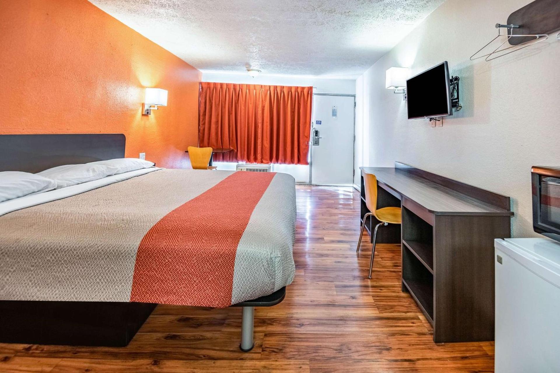 Relax Inn by OYO Columbus OH I 70 photo 13