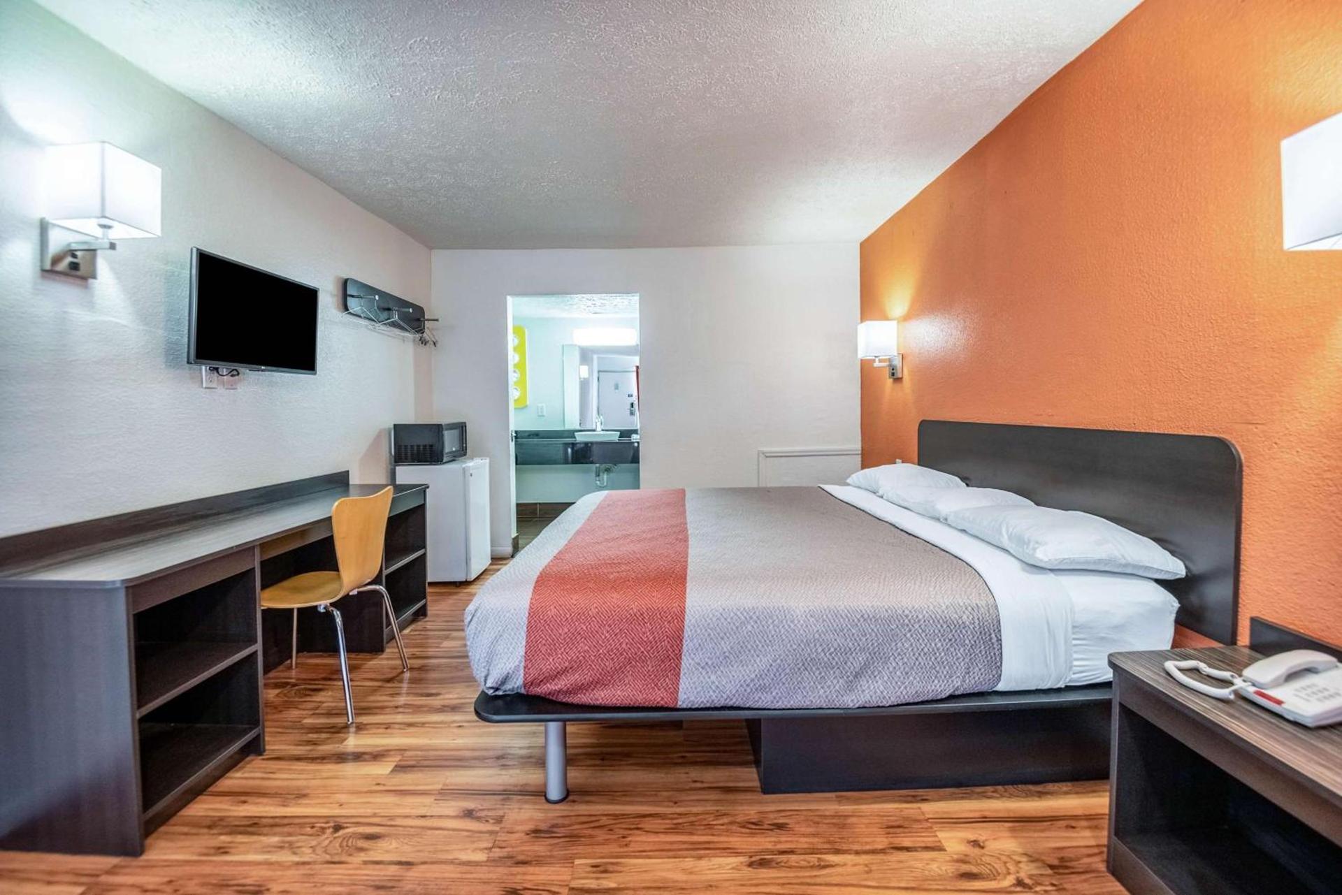 Relax Inn by OYO Columbus OH I 70 photo 12