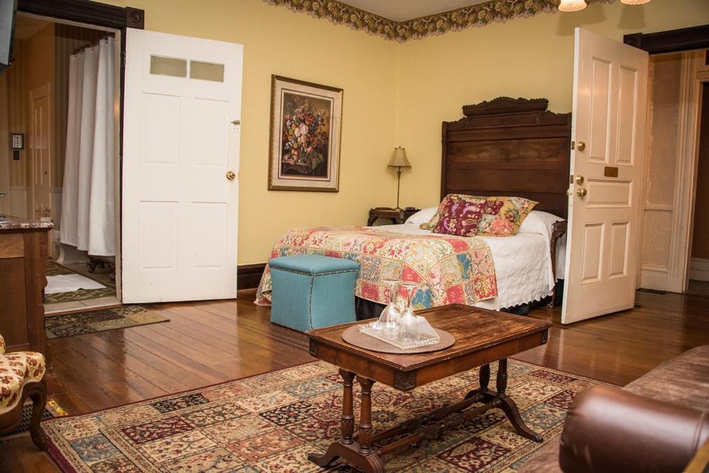 Vandiver Inn photo 34