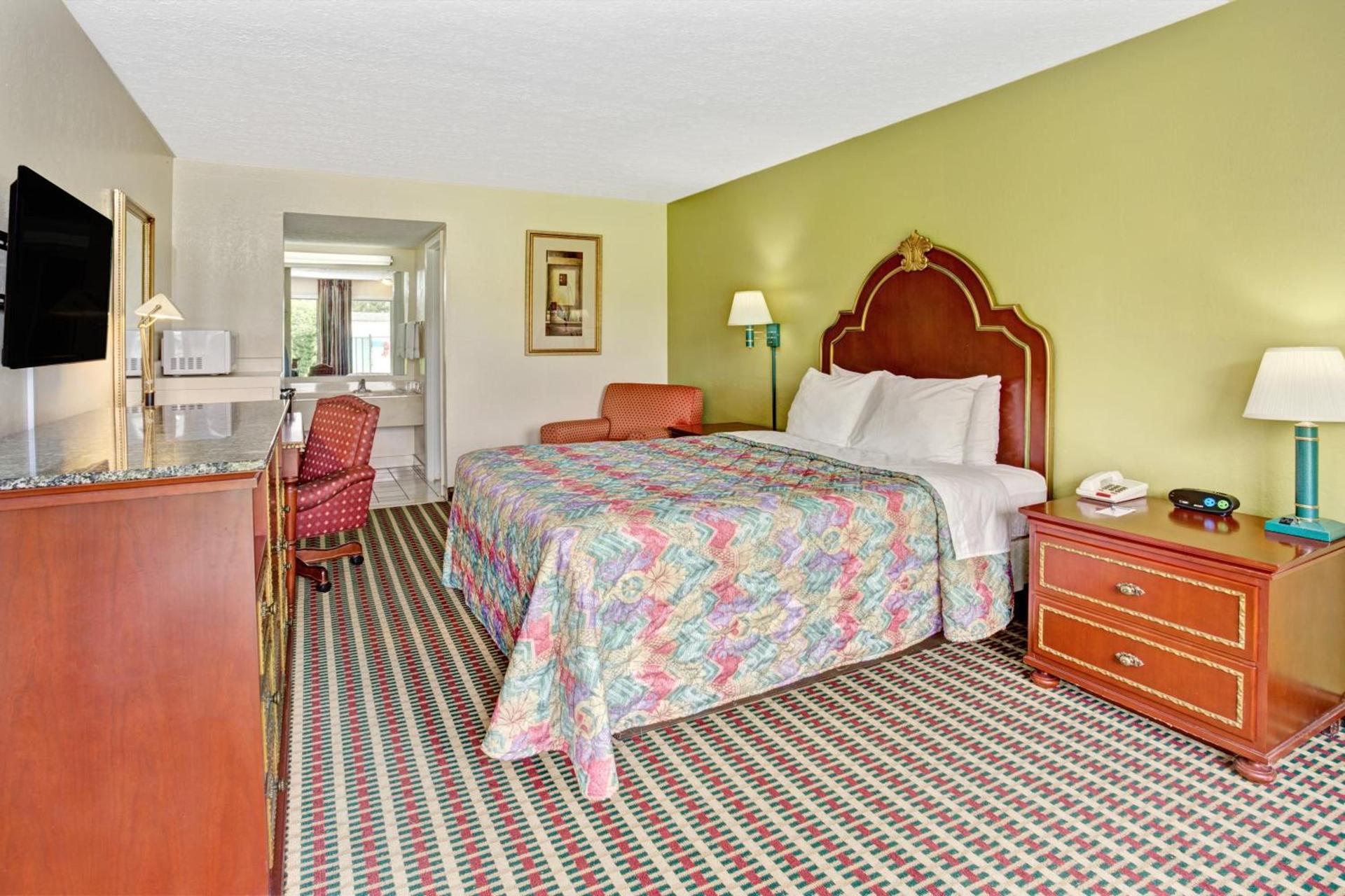 Travelodge by Wyndham Sellersburg photo 28