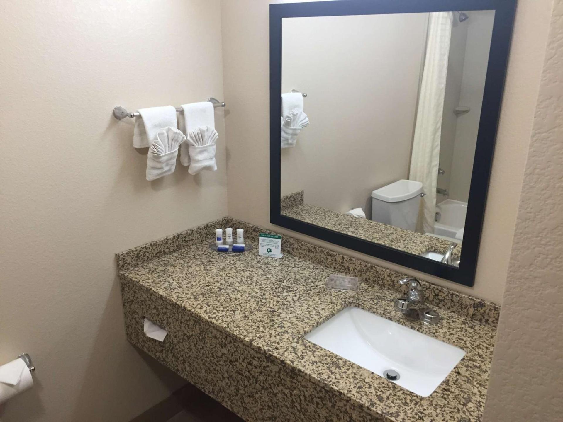 Best Western Plus Gateway Inn & Suites - Aurora photo 17