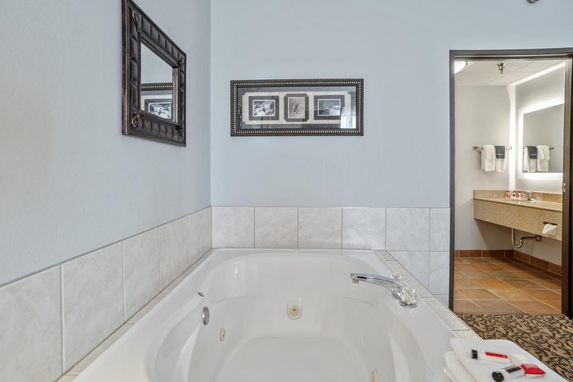 Elevation Inn & Suites, Trademark Collection by Wyndham Downtown Rapid City- Walking Distance To The Monument photo 12