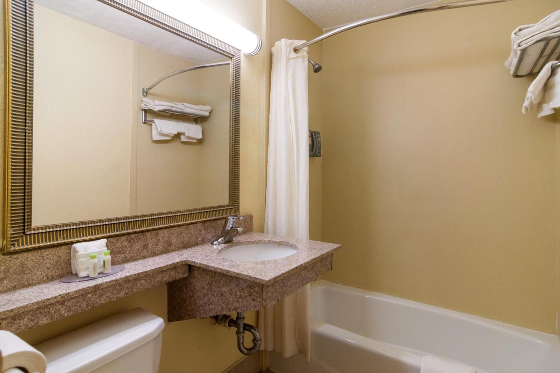 Red Carpet Inn Newark - Irvington NJ photo 3