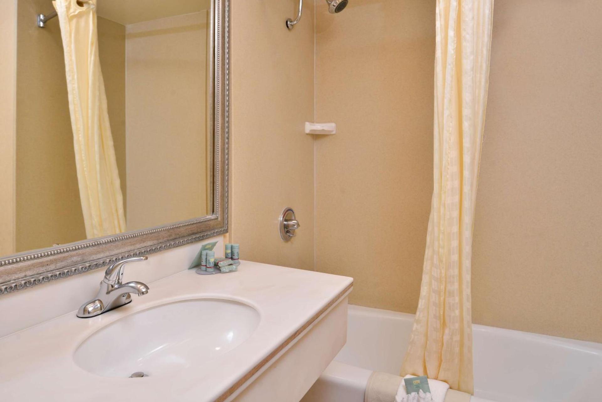 Best Western Hollywood Plaza Hotel - Walk of Fame Film City LA photo 37