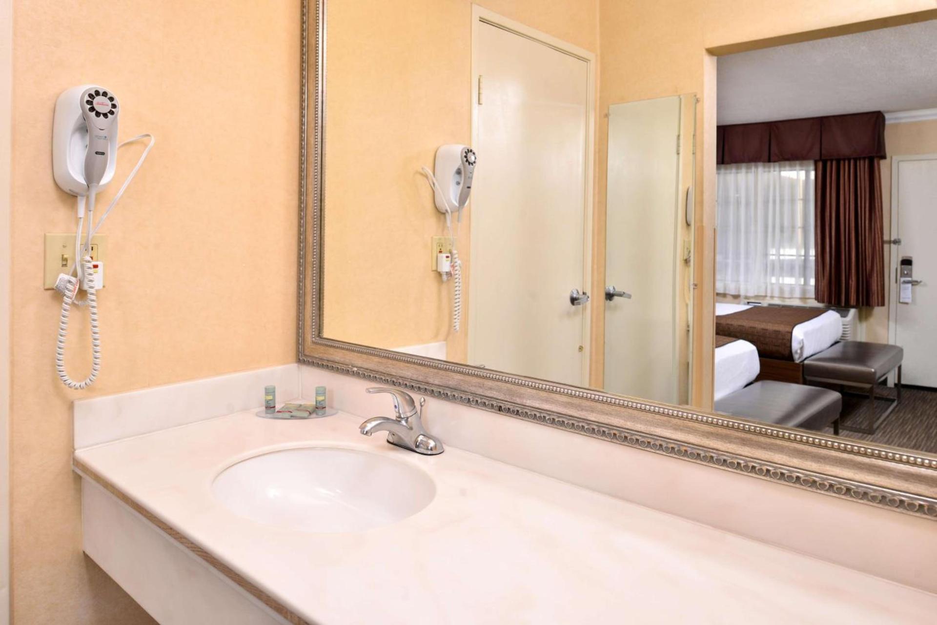 Best Western Hollywood Plaza Hotel - Walk of Fame Film City LA photo 38