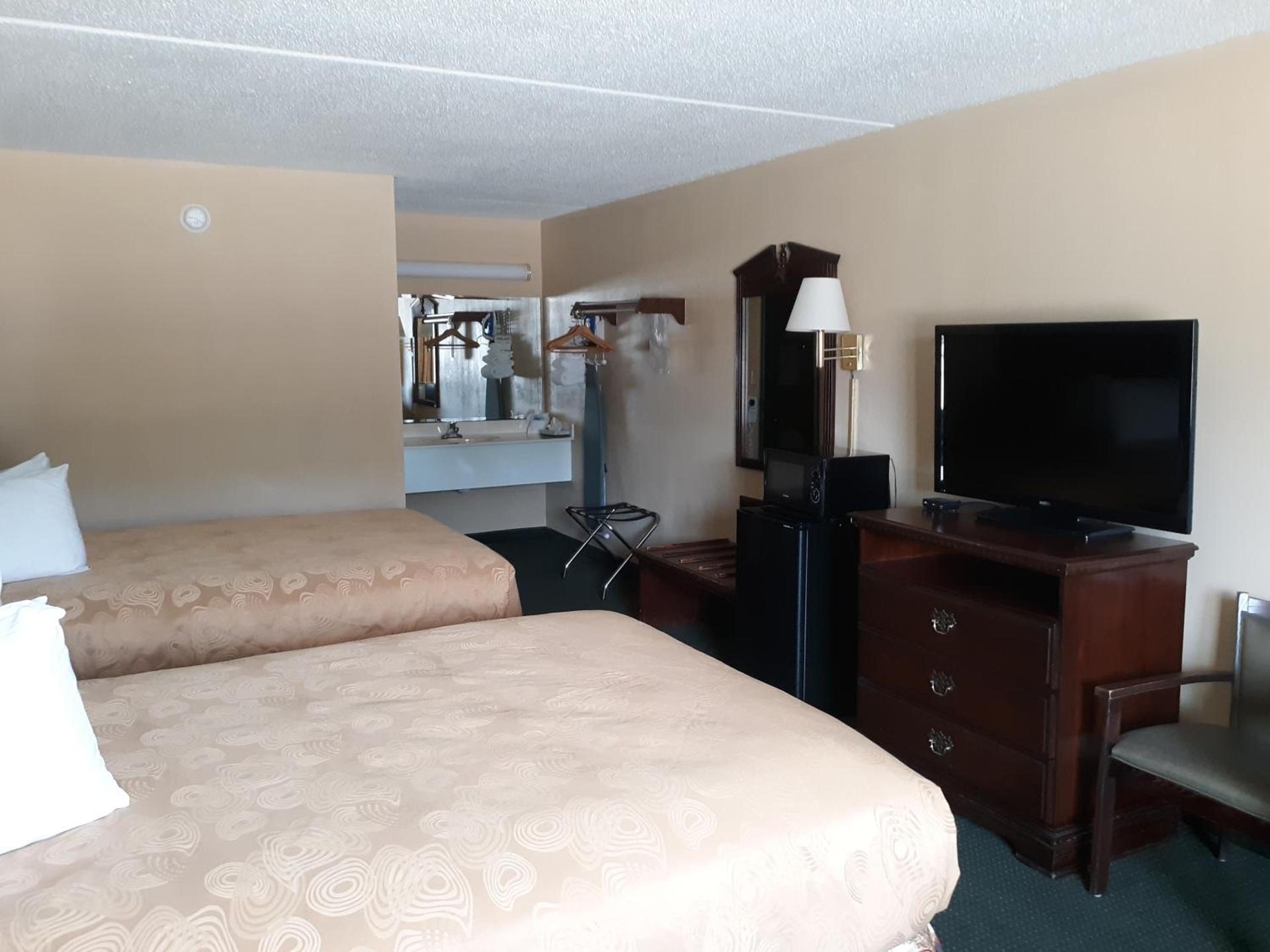 Angel Inn Near IMAX, a Travelodge by Wyndham photo 7