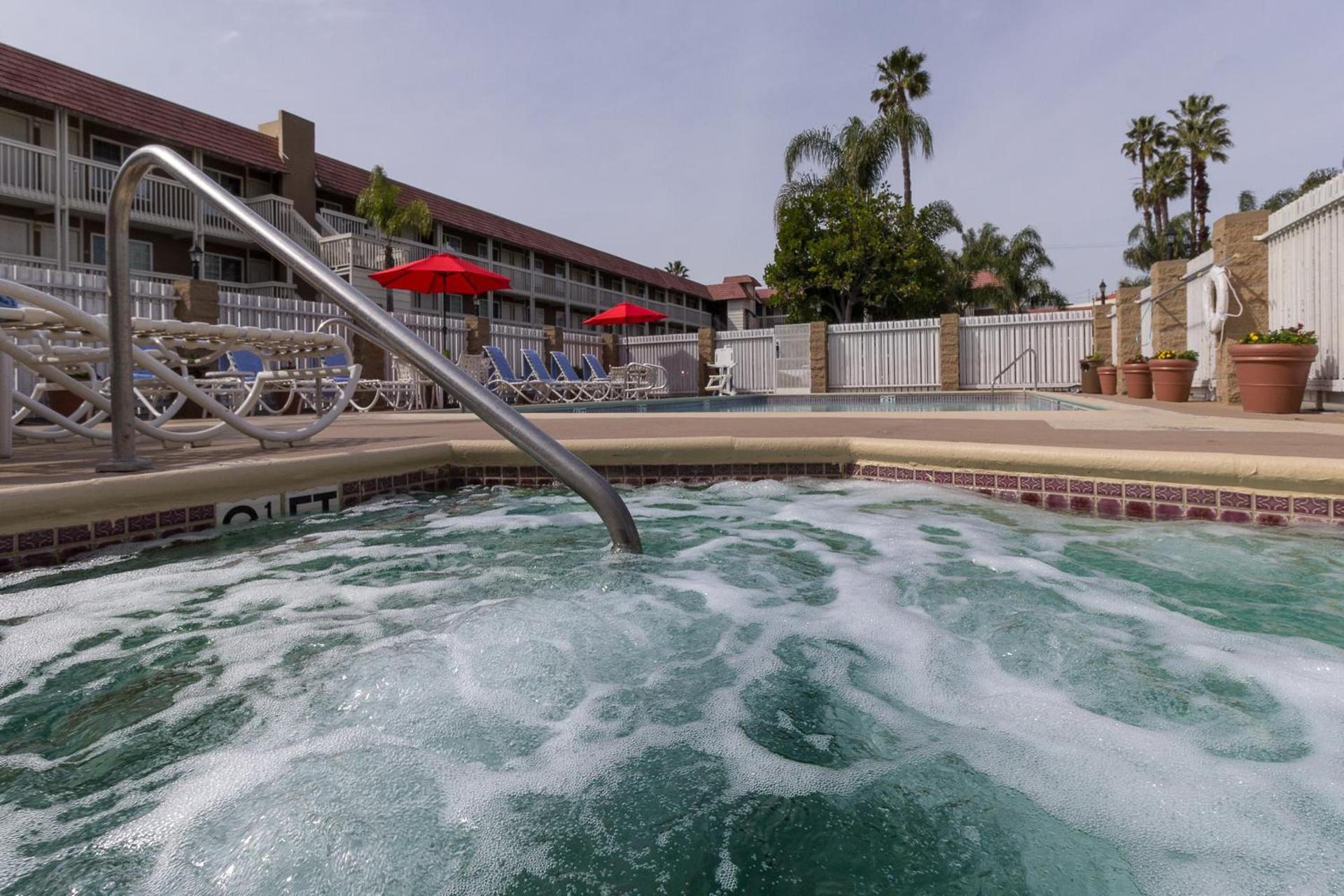 Ramada by Wyndham Costa Mesa/Newport Beach photo 31