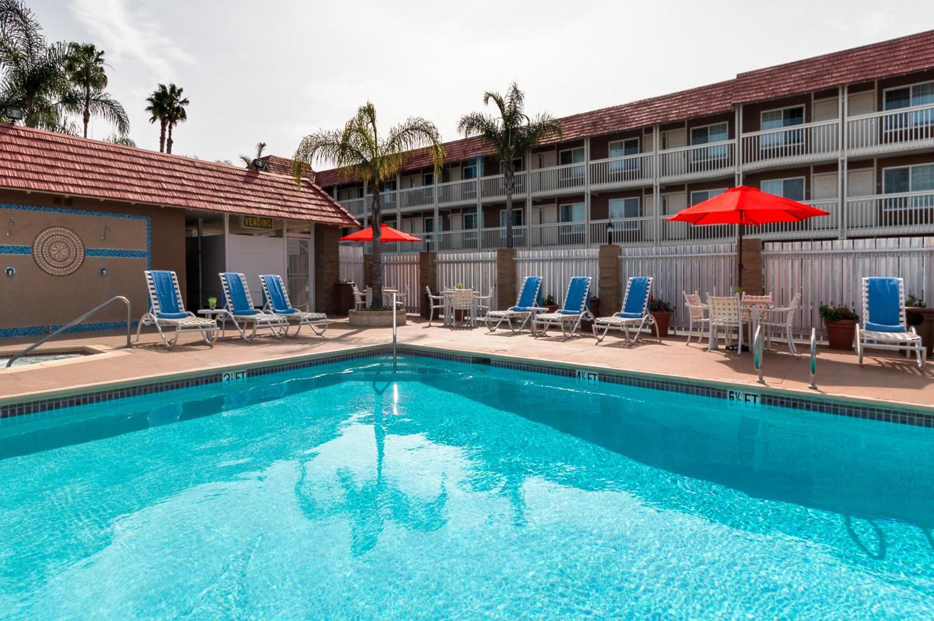 Ramada by Wyndham Costa Mesa/Newport Beach photo 32