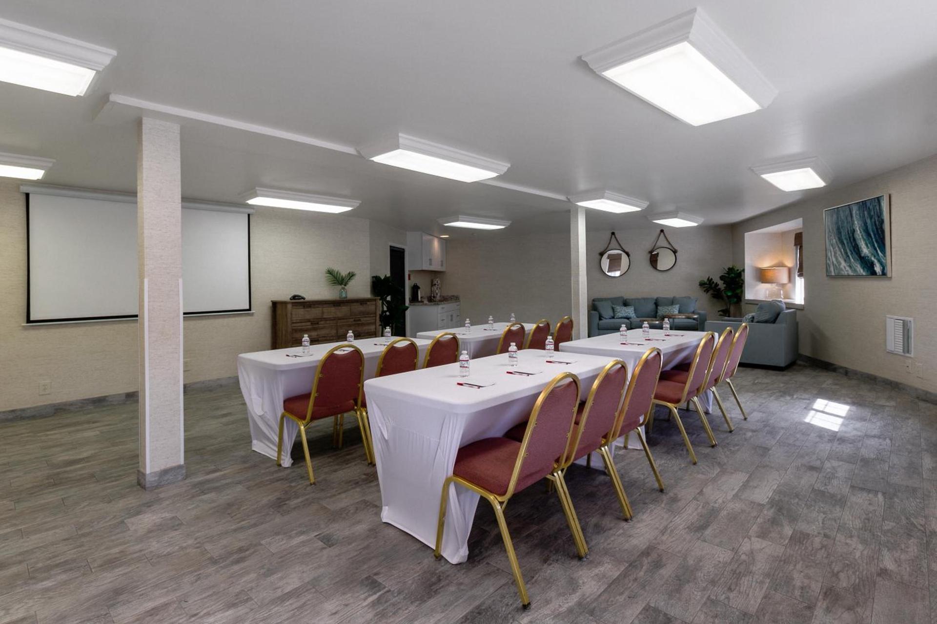 Ramada by Wyndham Costa Mesa/Newport Beach photo 36