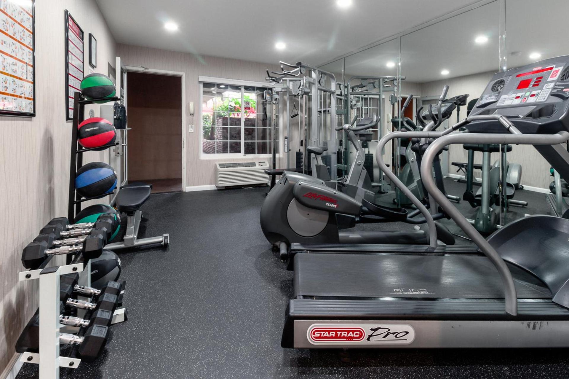 Ramada by Wyndham Costa Mesa/Newport Beach photo 27