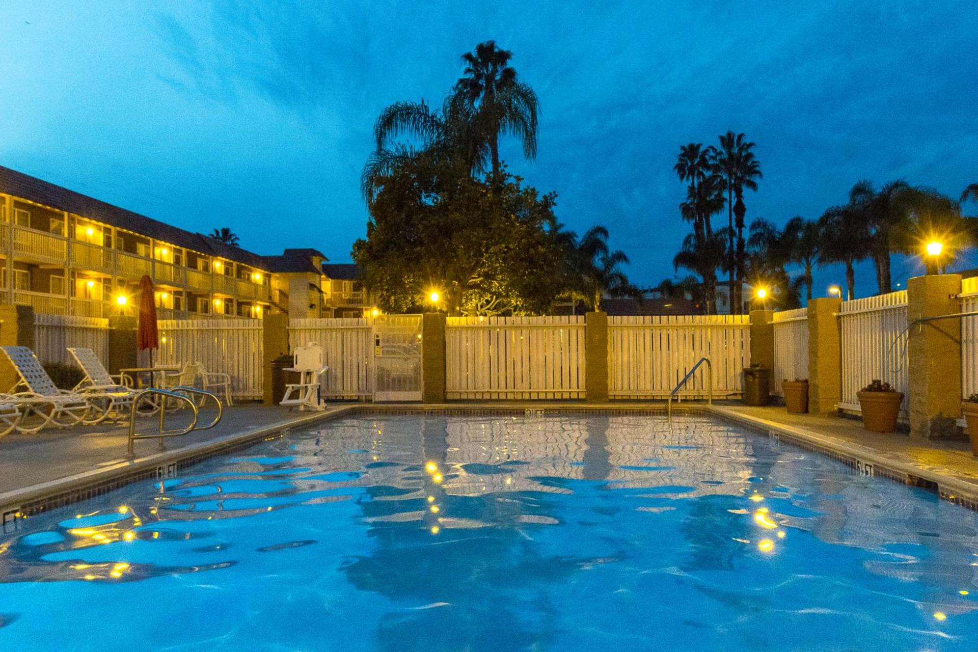 Ramada by Wyndham Costa Mesa/Newport Beach photo 21