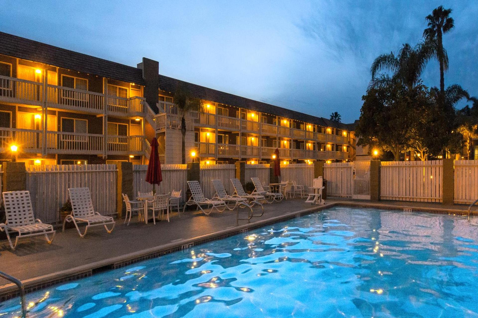 Ramada by Wyndham Costa Mesa/Newport Beach photo 23