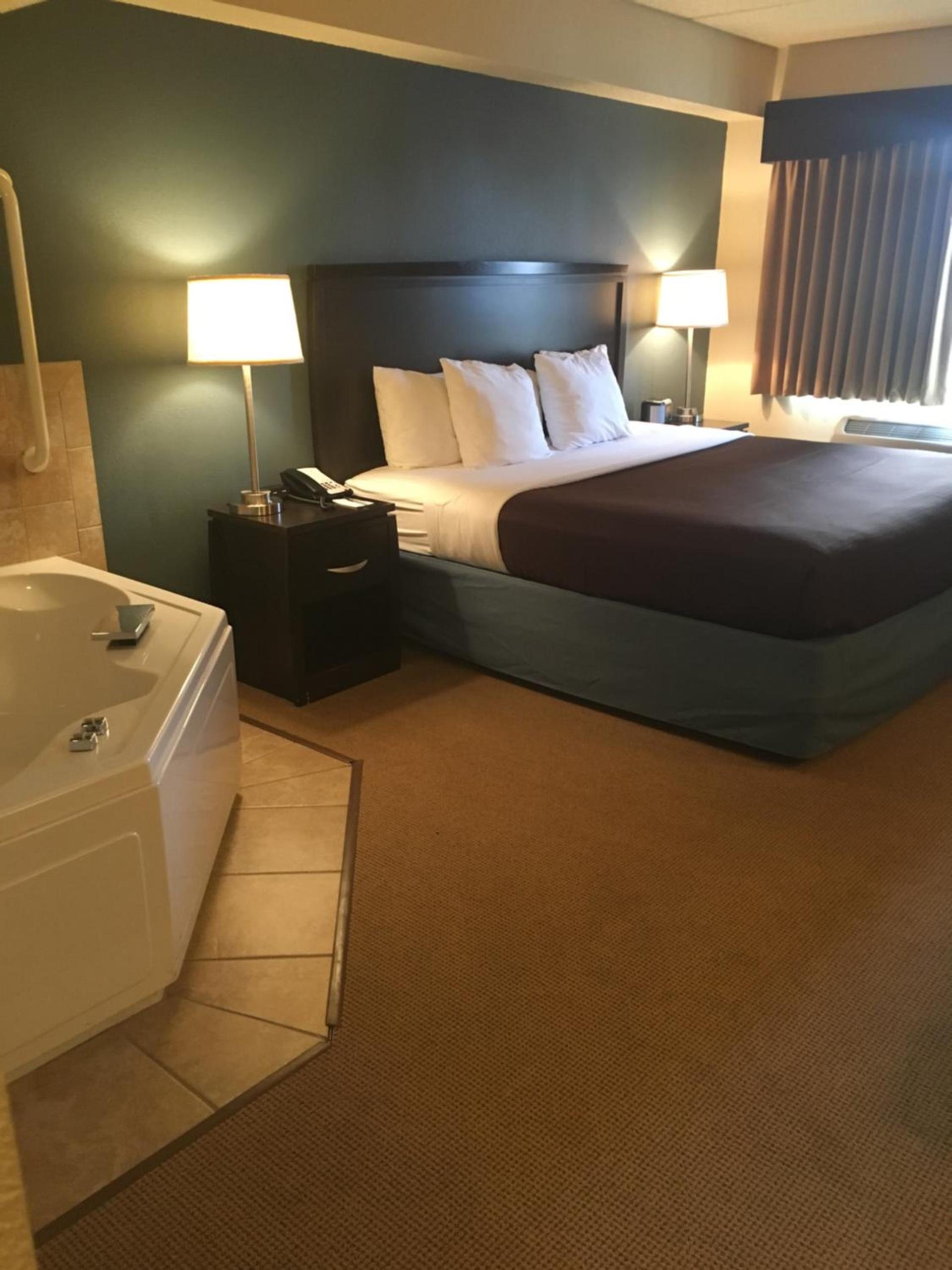 AmericInn by Wyndham Monmouth photo 38