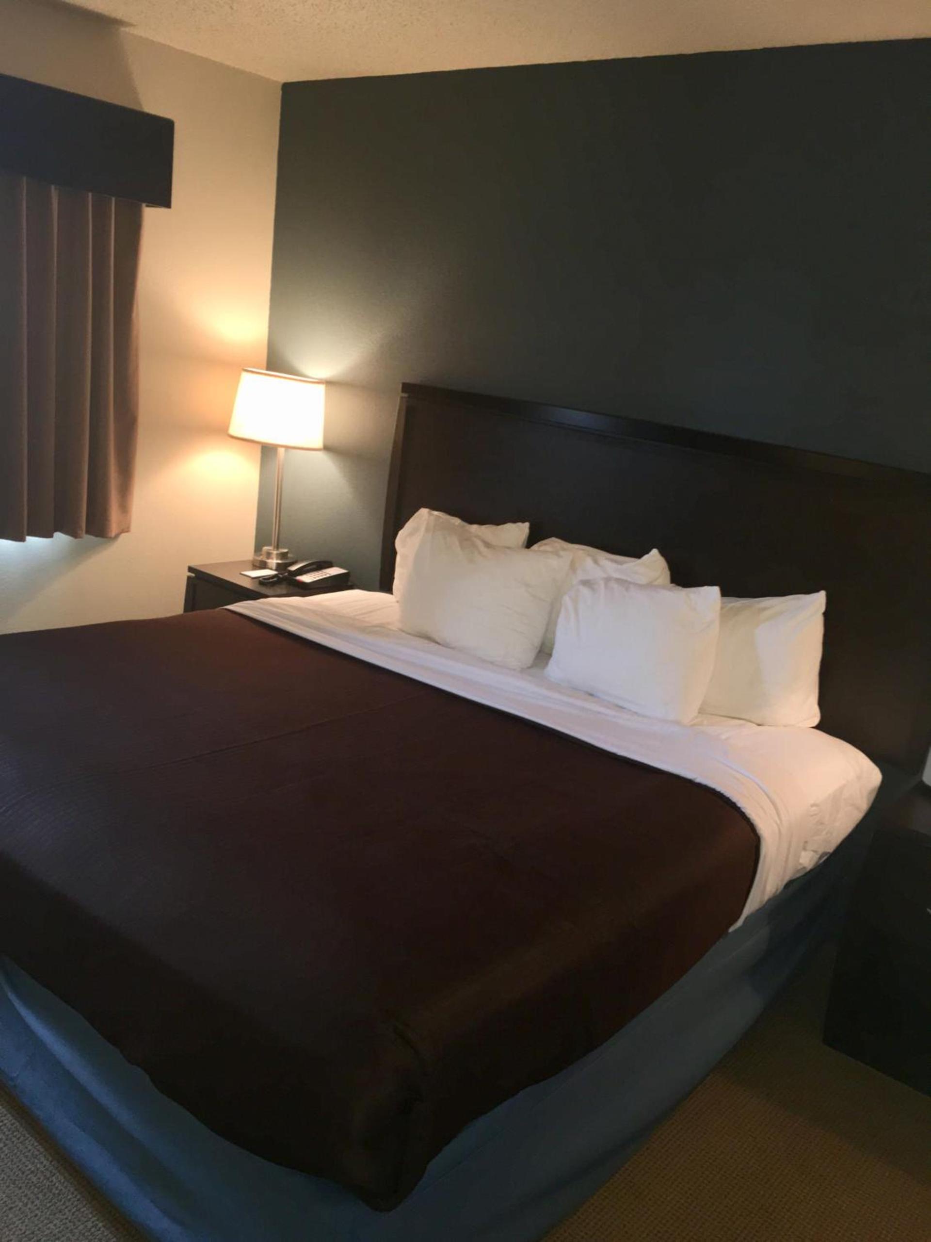 AmericInn by Wyndham Monmouth photo 16