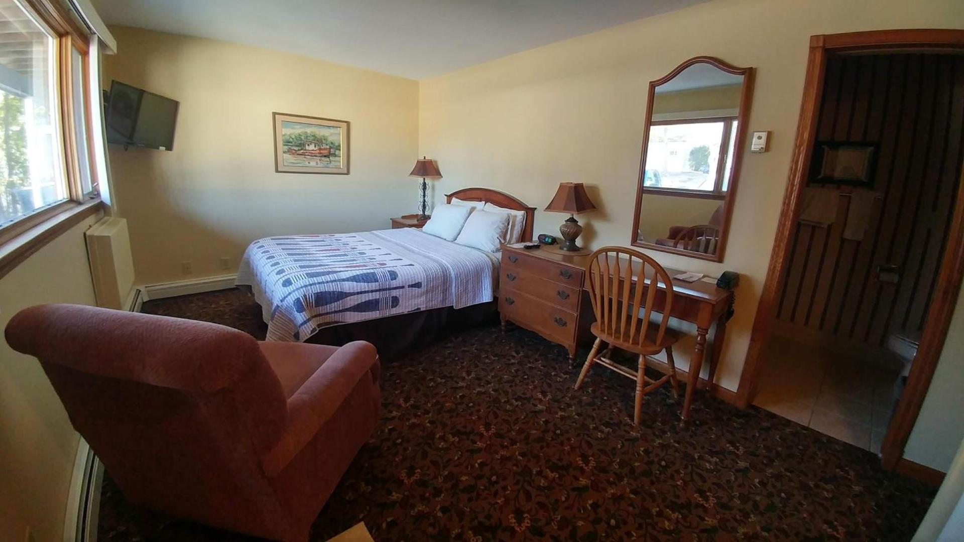 Snug Harbor Inn photo 86