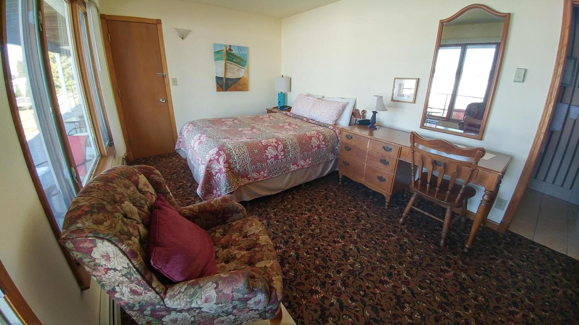 Snug Harbor Inn photo 34