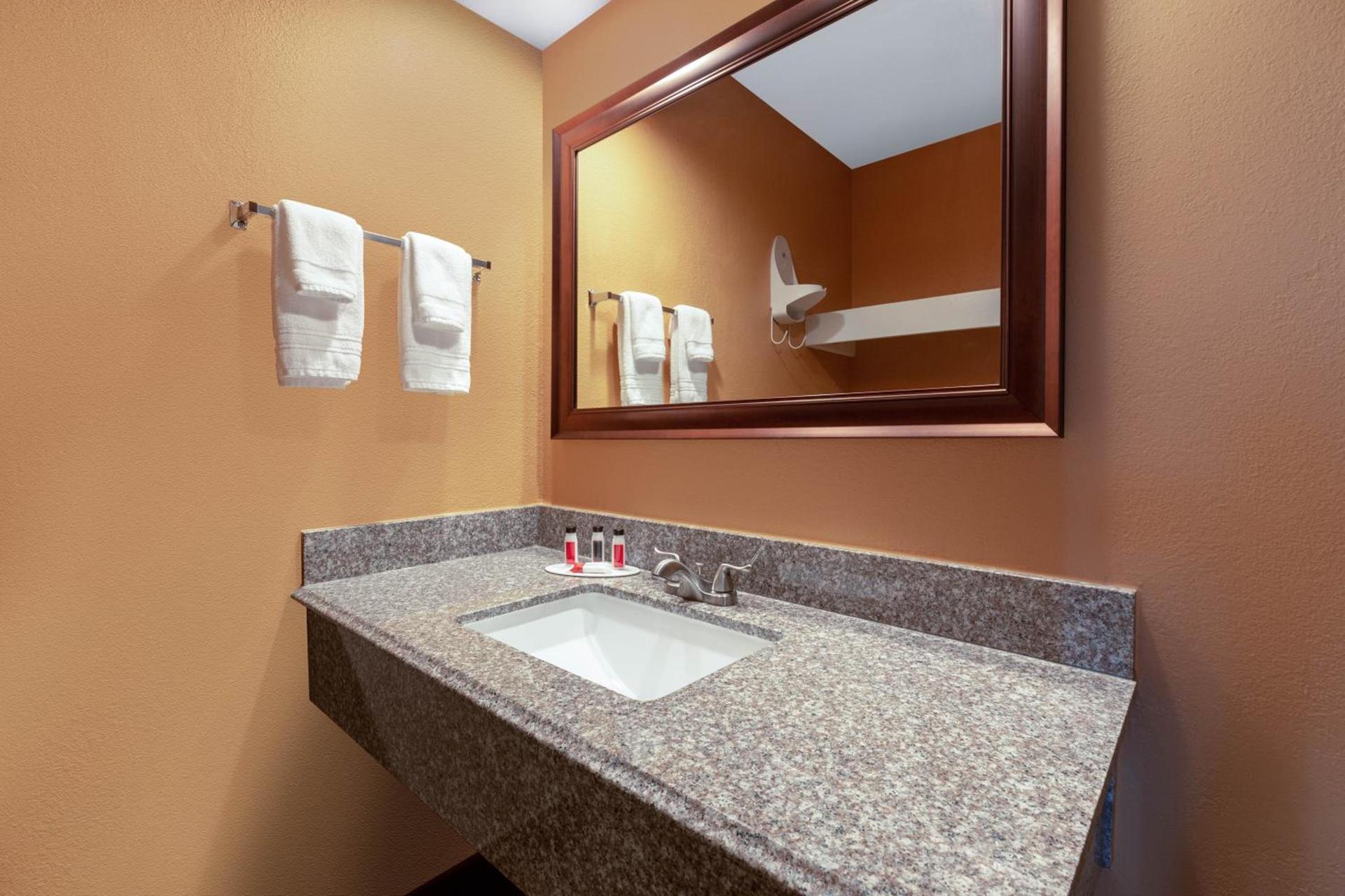 Rosewood Inn & Suites photo 10