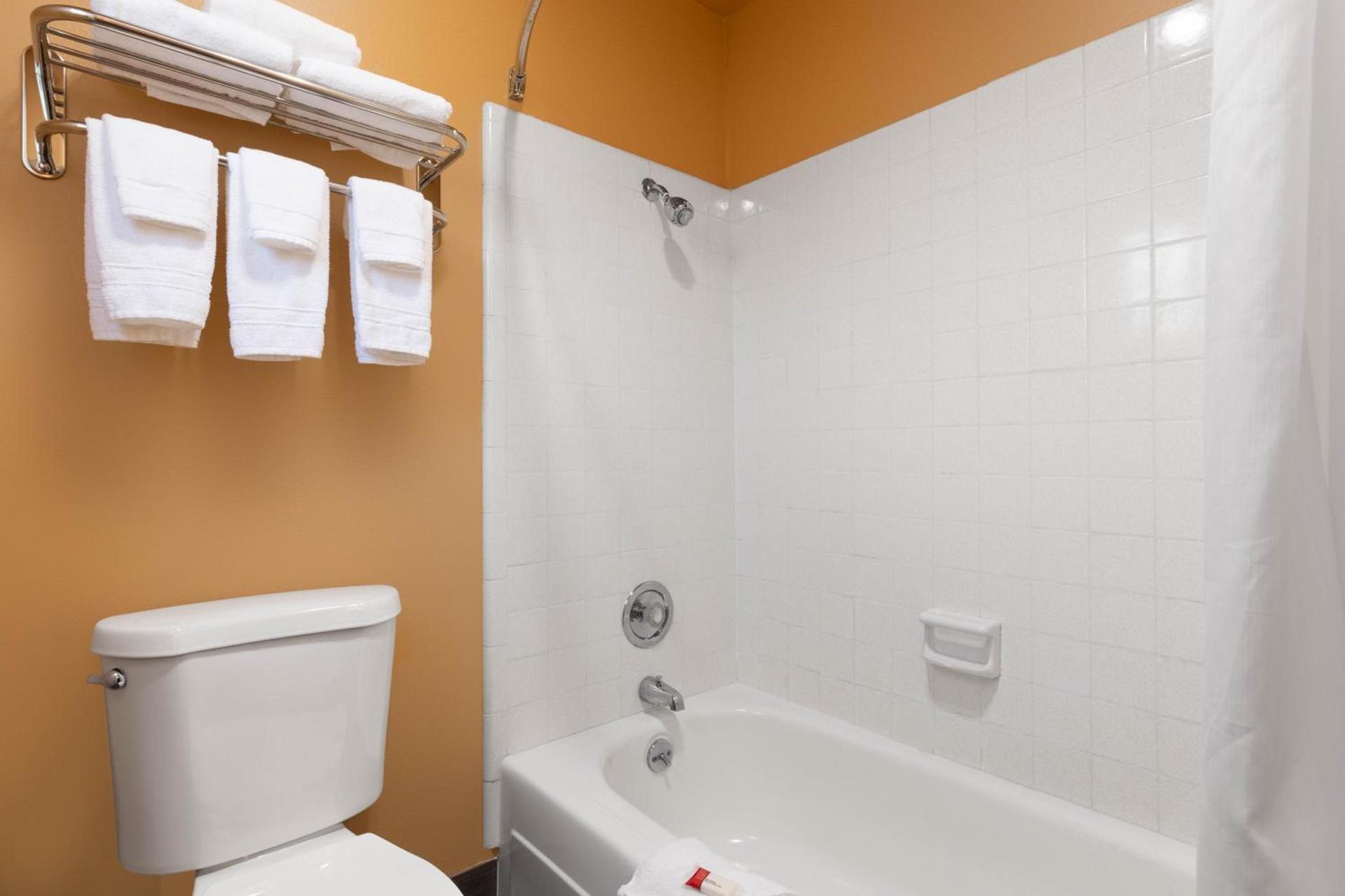 Rosewood Inn & Suites photo 15