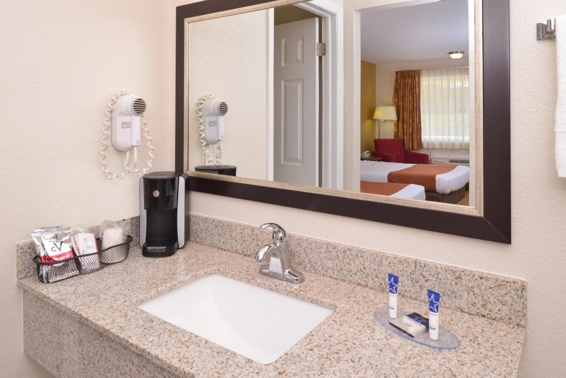 Americas Best Value Inn Plattsburgh photo 5