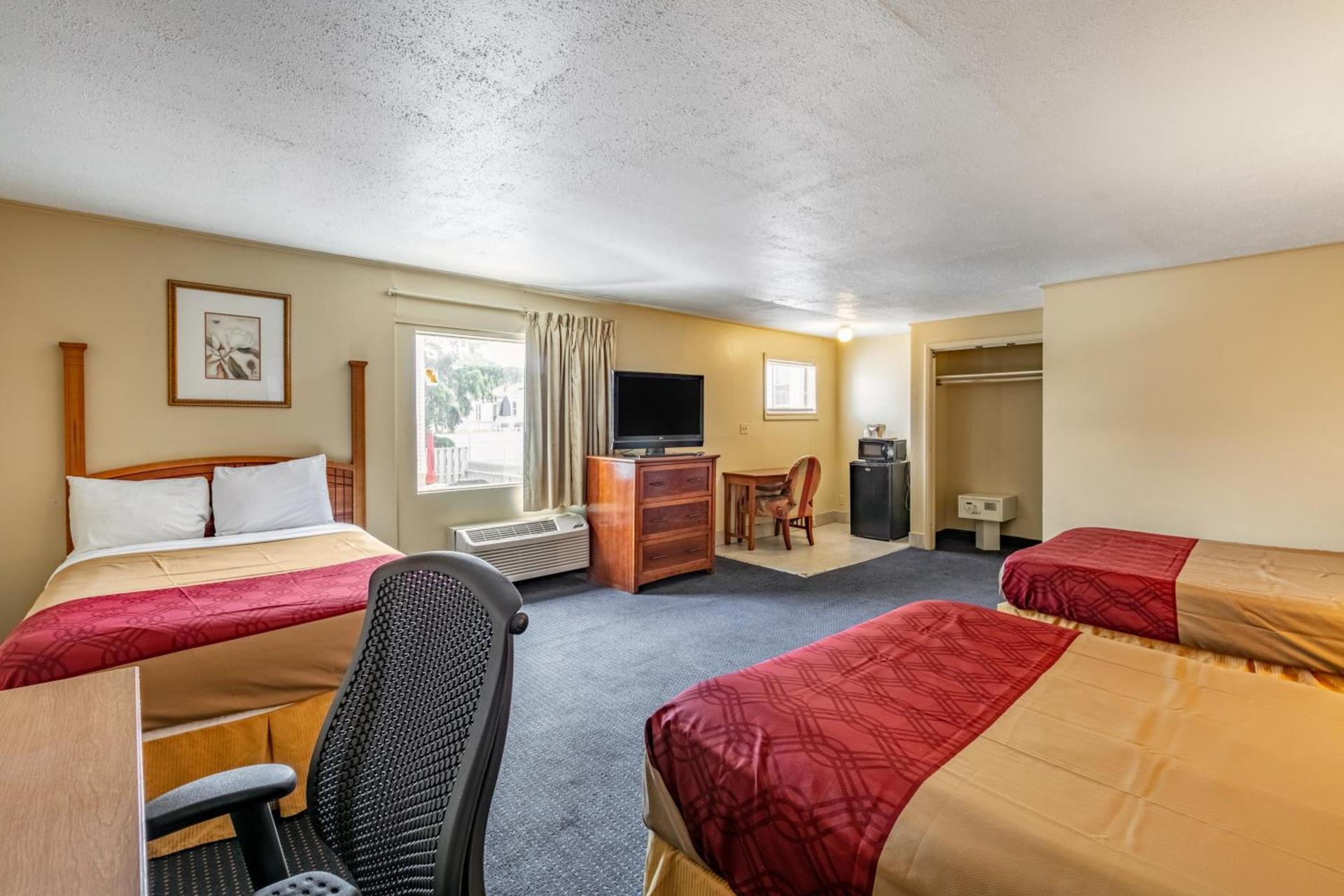 Red Carpet Inn - Stamford photo 19