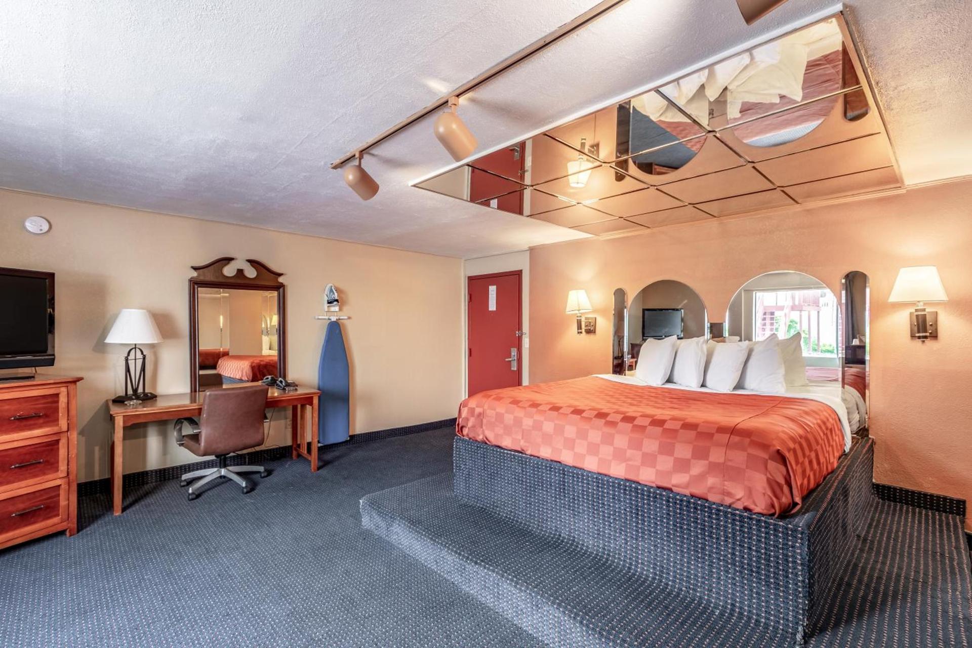 Red Carpet Inn - Stamford photo 14