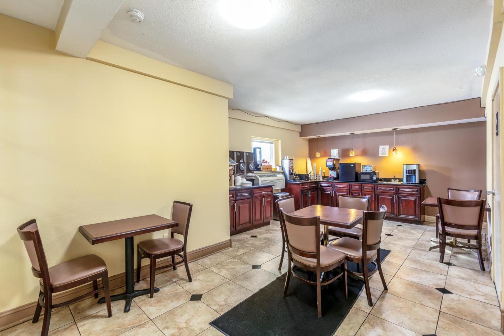 Red Carpet Inn - Stamford photo 11