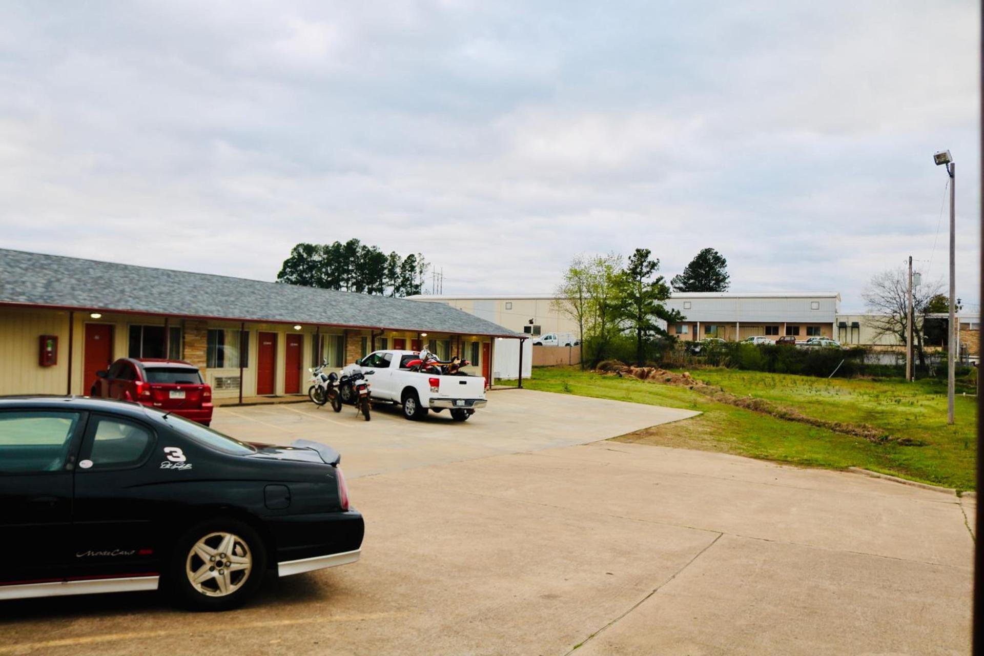 Ozark Inn & Suites photo 12