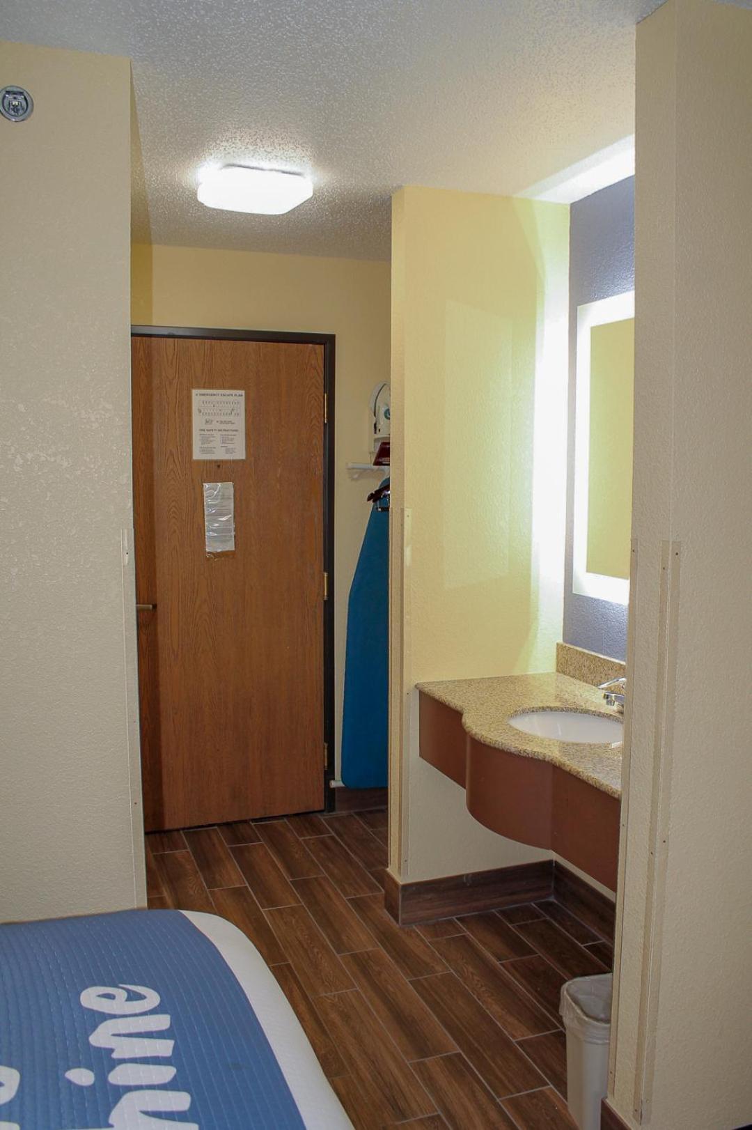 Days Inn by Wyndham Batavia Ohio photo 19
