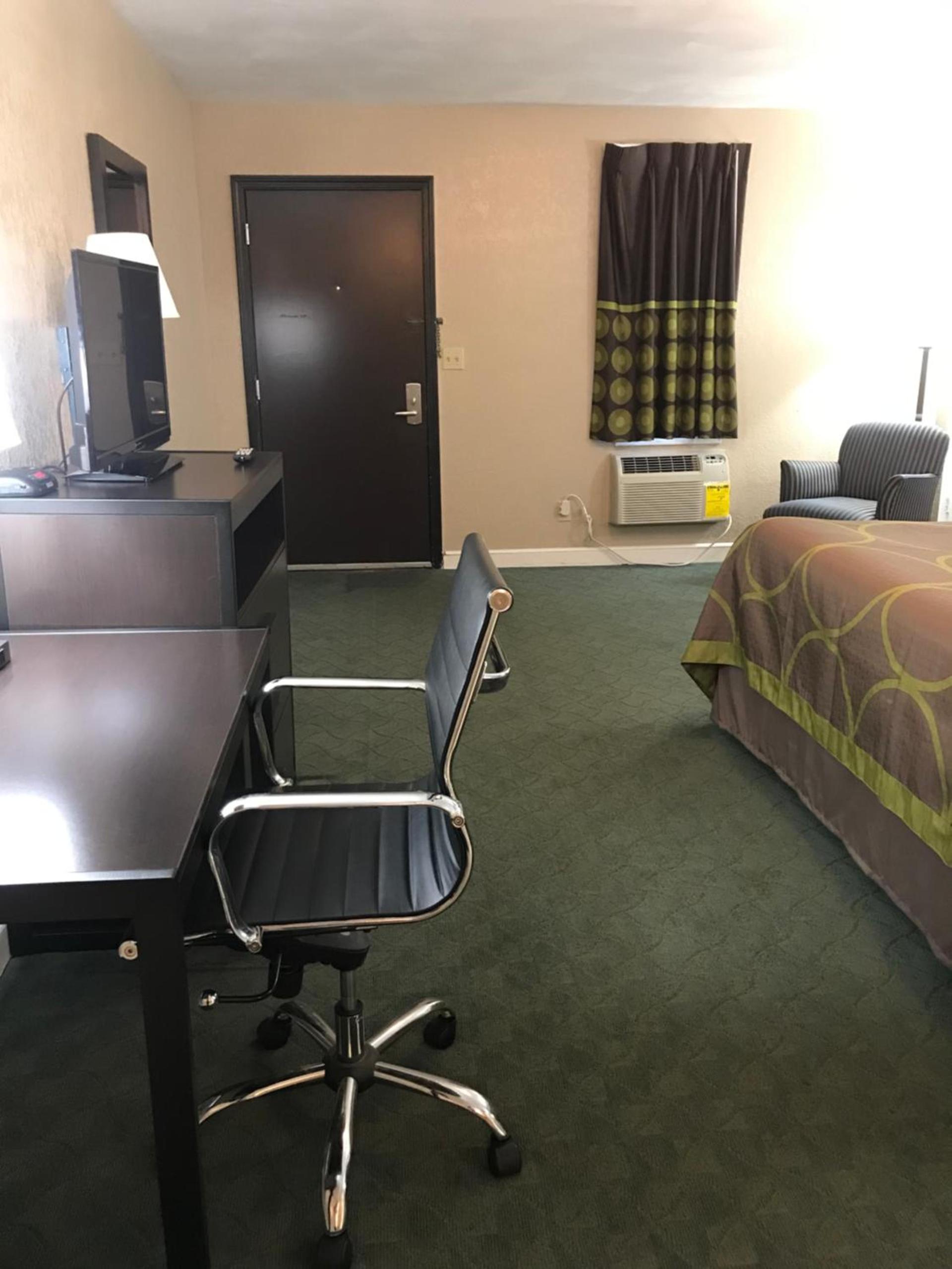Super 8 by Wyndham Taylorville IL photo 21
