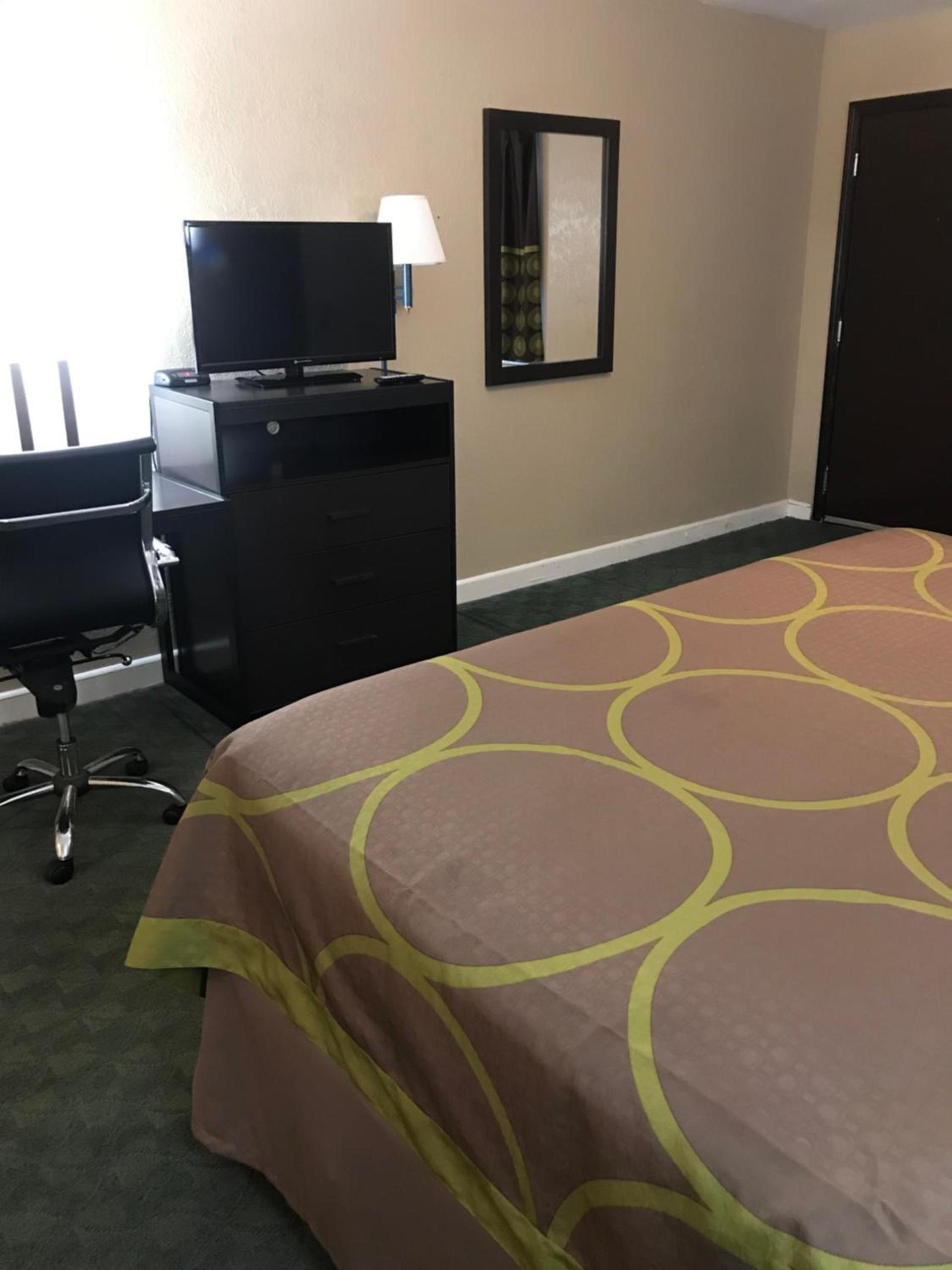 Super 8 by Wyndham Taylorville IL photo 23