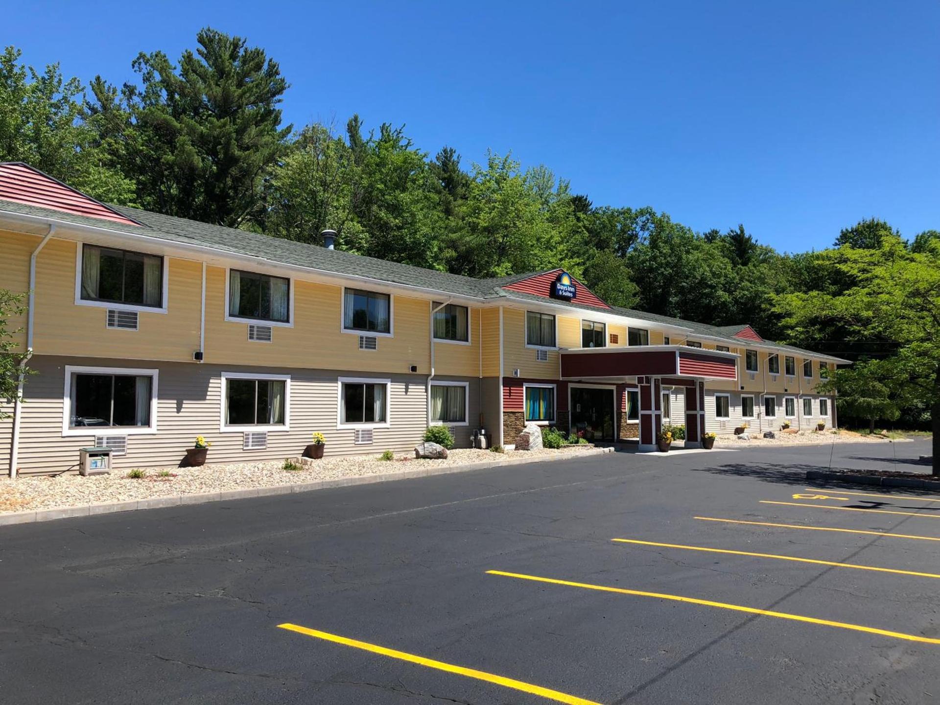 Days Inn & Suites by Wyndham Stevens Point photo 2