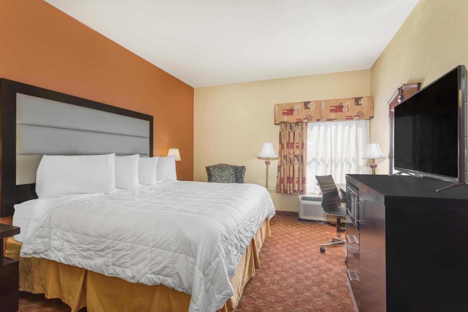 Baymont by Wyndham Fayetteville photo 18