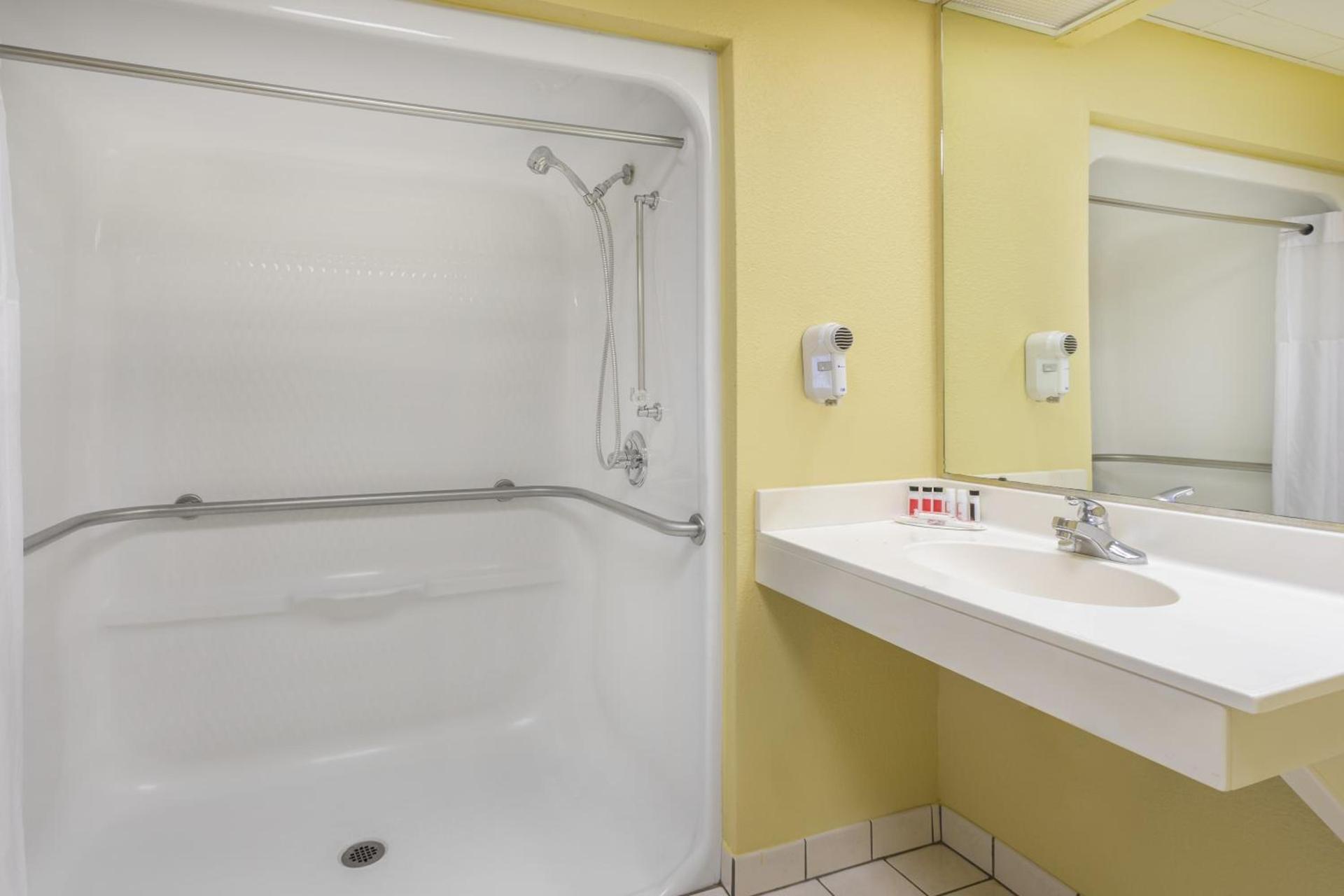 Baymont by Wyndham Fayetteville photo 14
