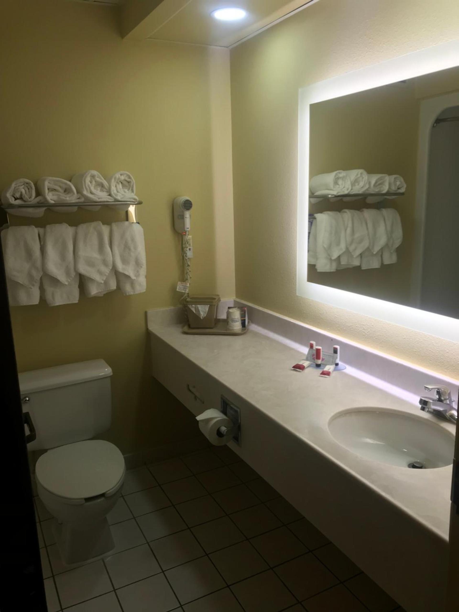 Baymont by Wyndham Fayetteville photo 17