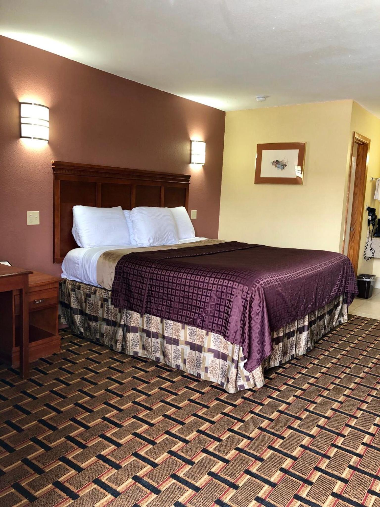 Americas Best Value Inn-Indianola photo 9