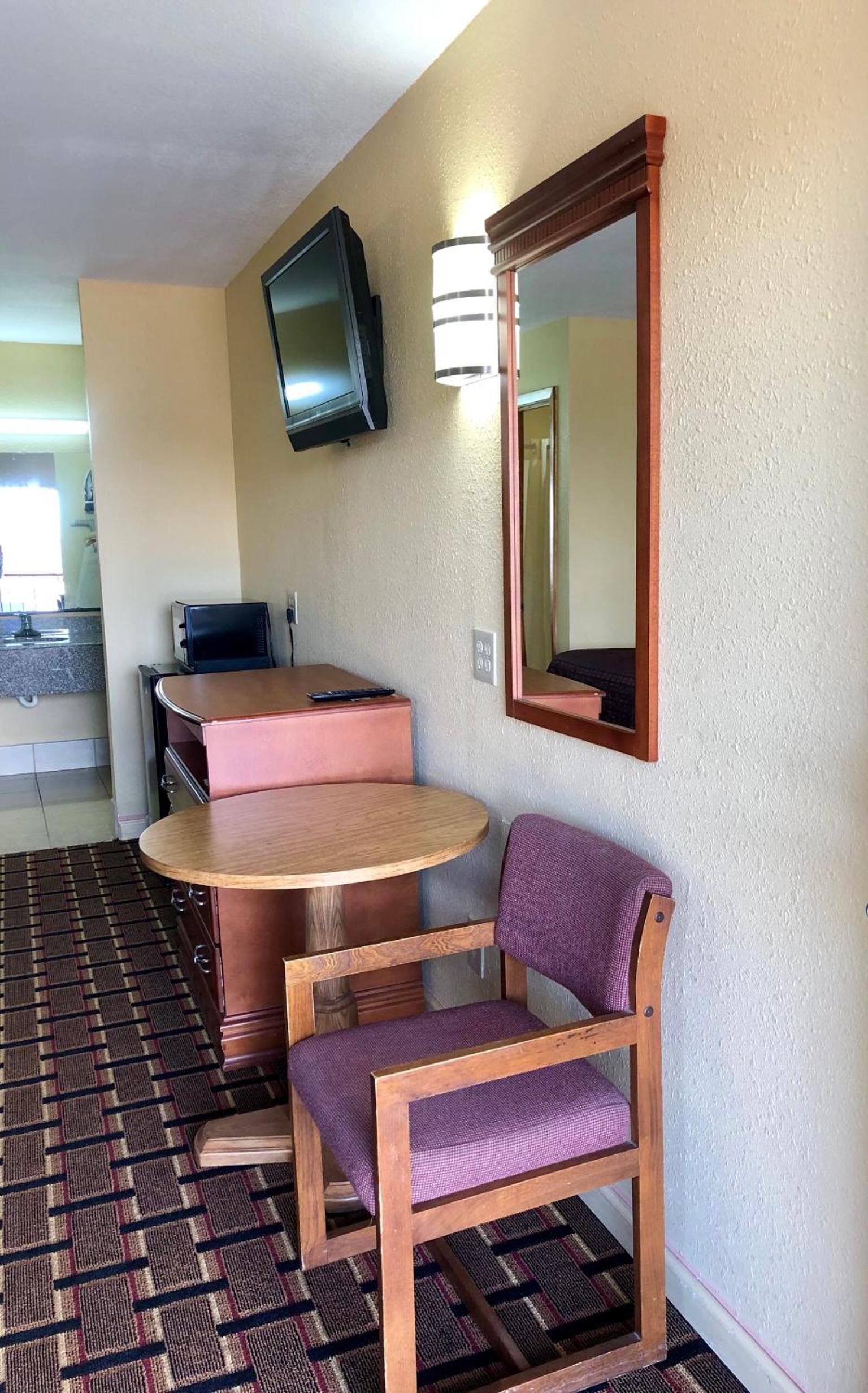 Americas Best Value Inn-Indianola photo 13