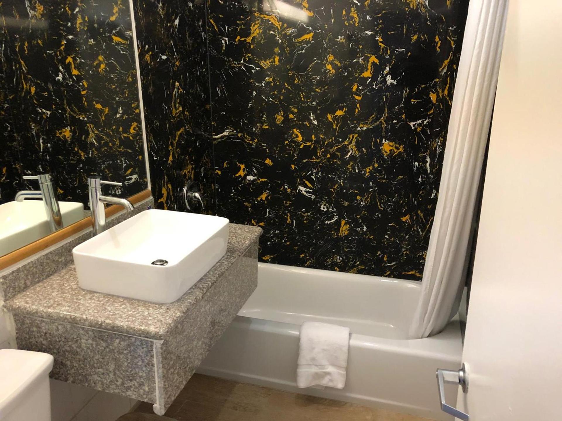 Americas Best Value Inn Visalia photo 17