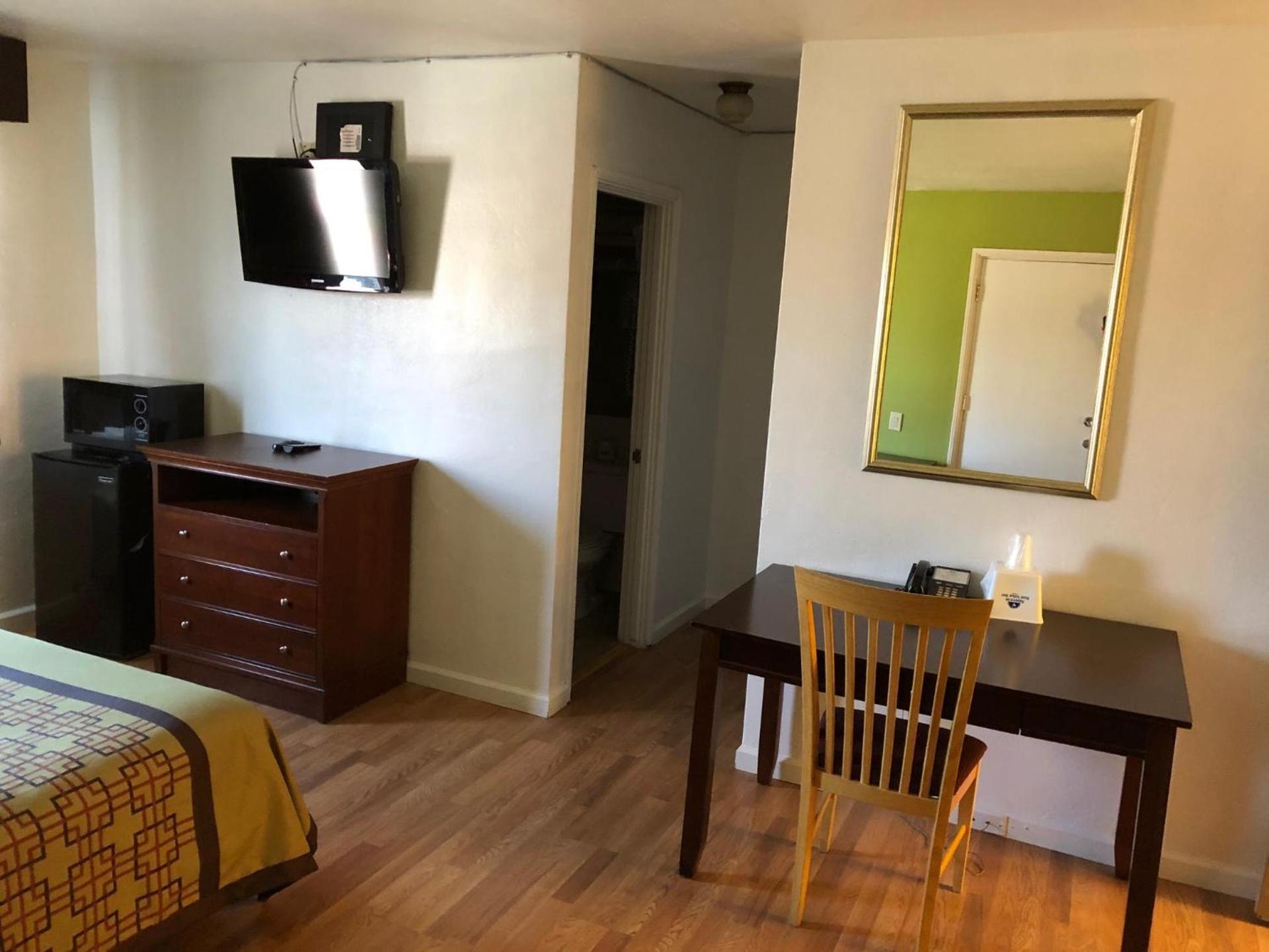 Americas Best Value Inn Visalia photo 14