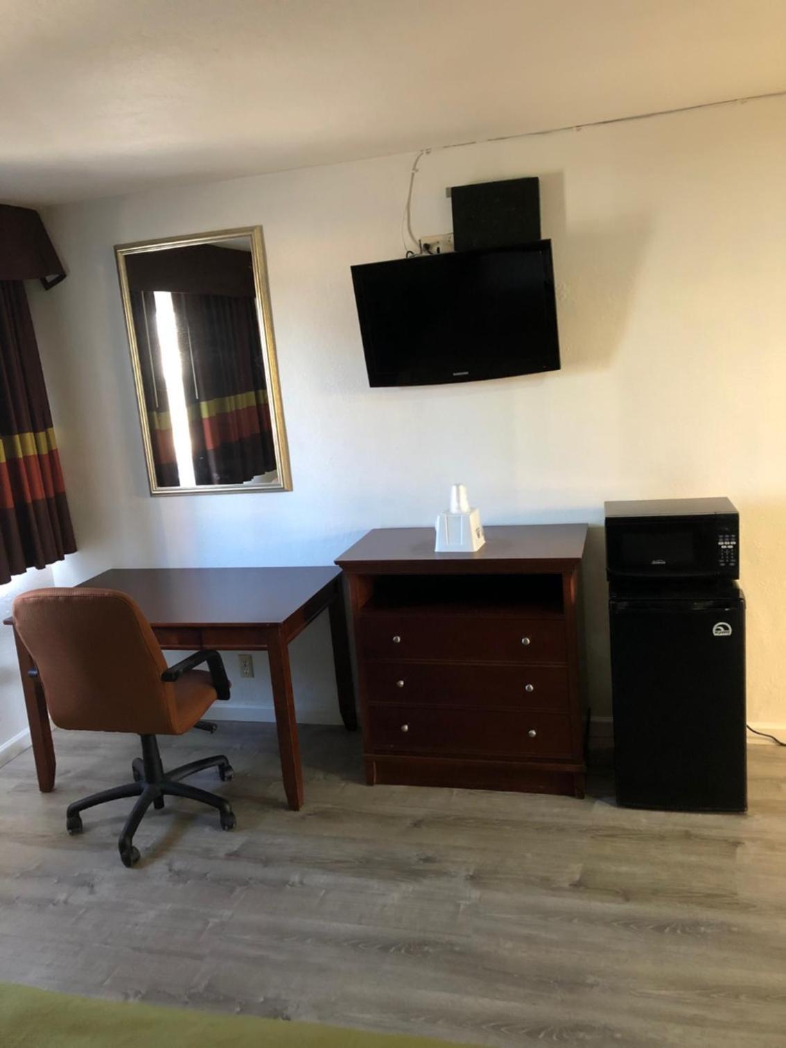 Americas Best Value Inn Visalia photo 9