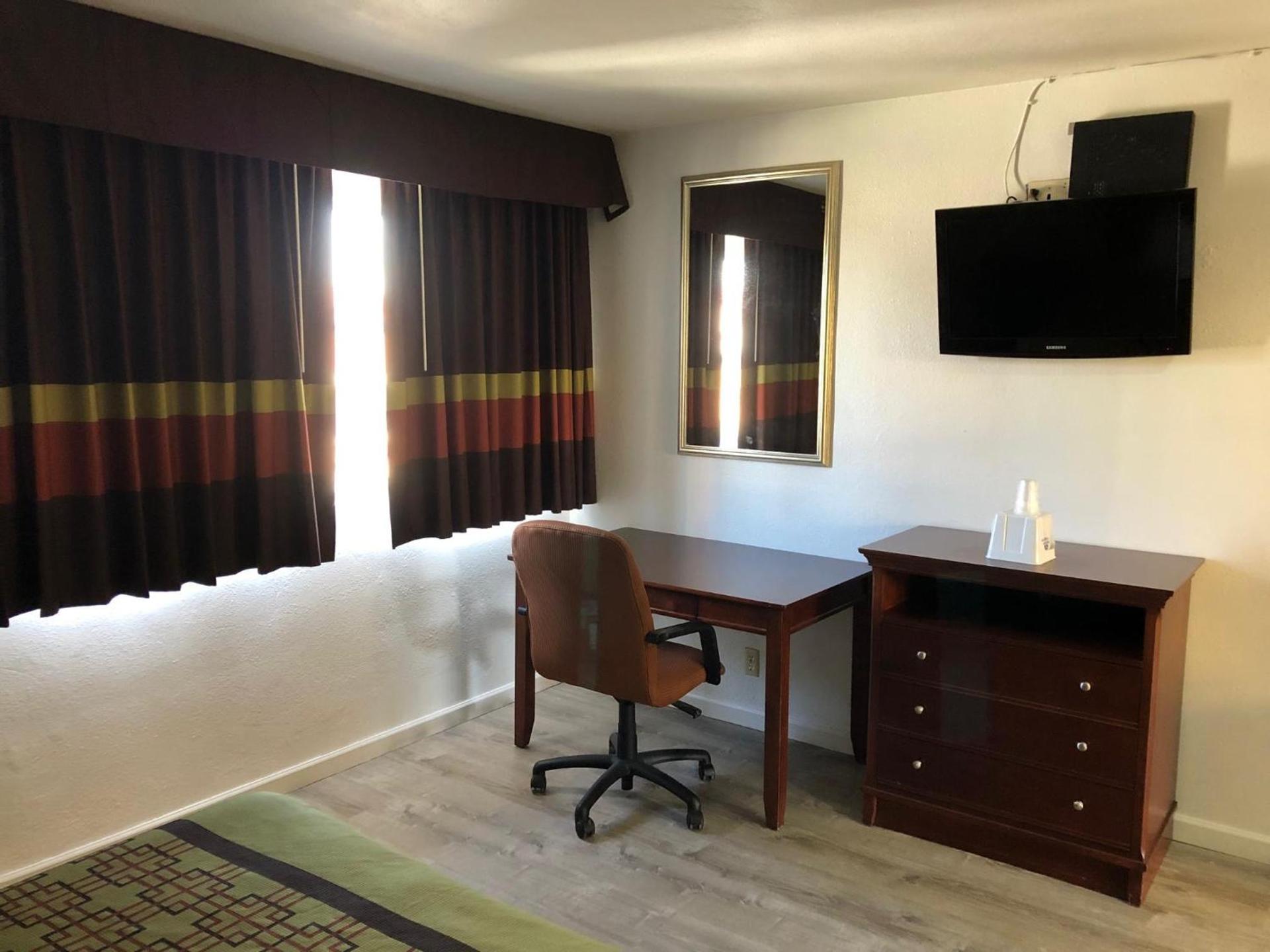 Americas Best Value Inn Visalia photo 5
