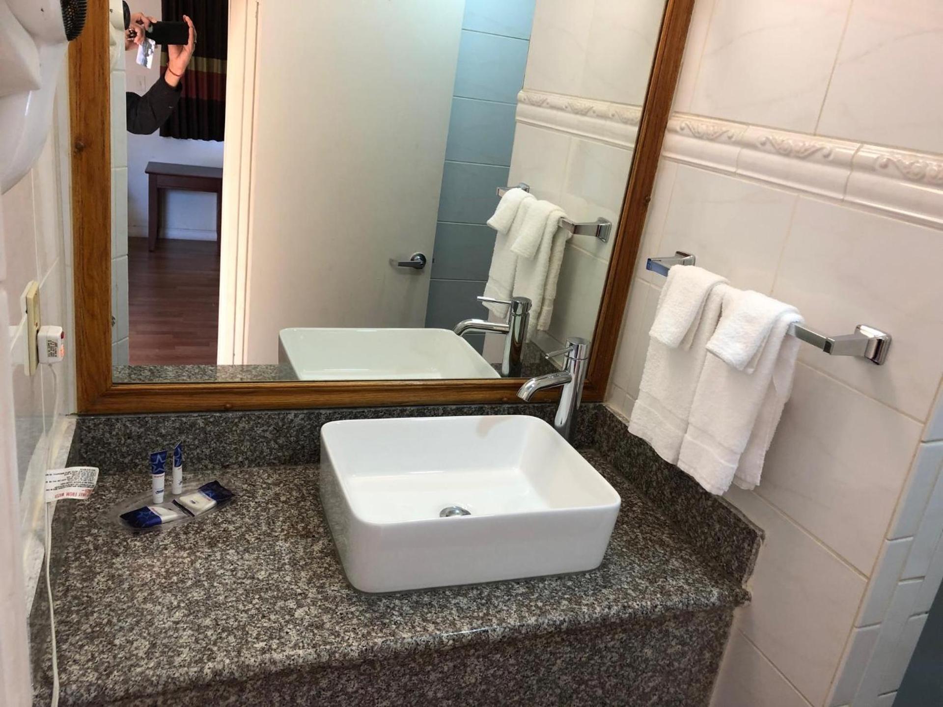 Americas Best Value Inn Visalia photo 6