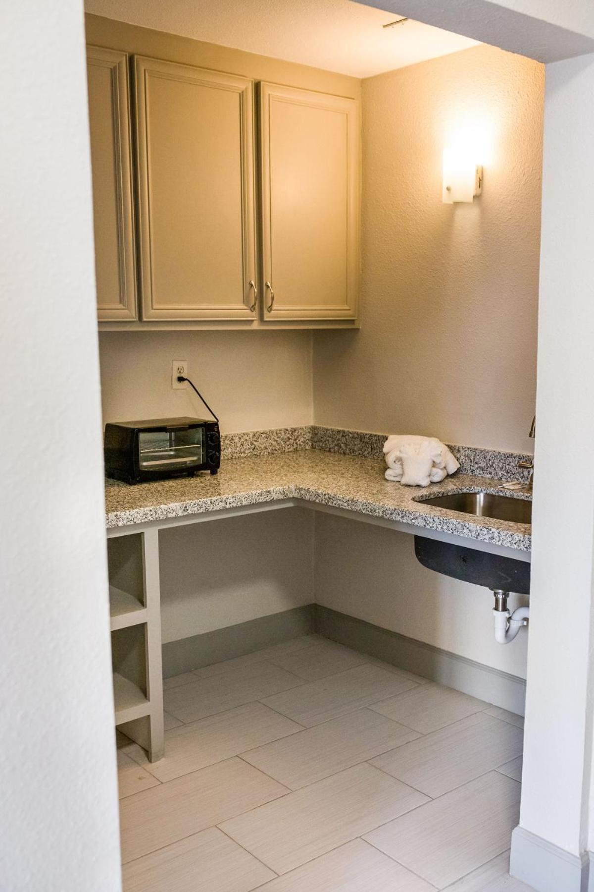 Harmony Inn and Suites photo 32